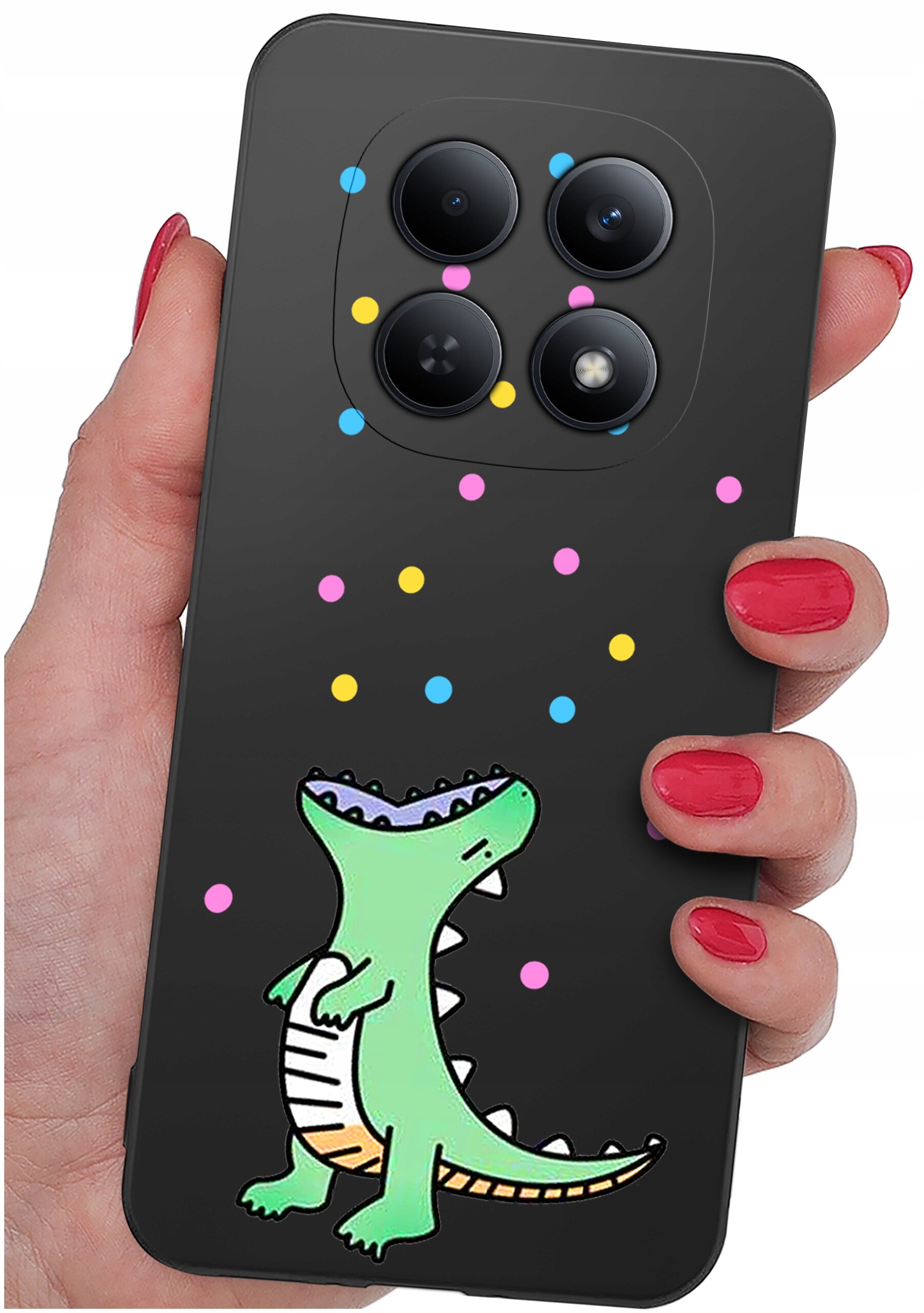 Czarne etui na telefon z kolorowym wzorem przedstawiającym zielonego dinozaura i kolorowe kropki. Etui jest trzymane w dłoni z pomalowanymi na czerwono paznokciami.