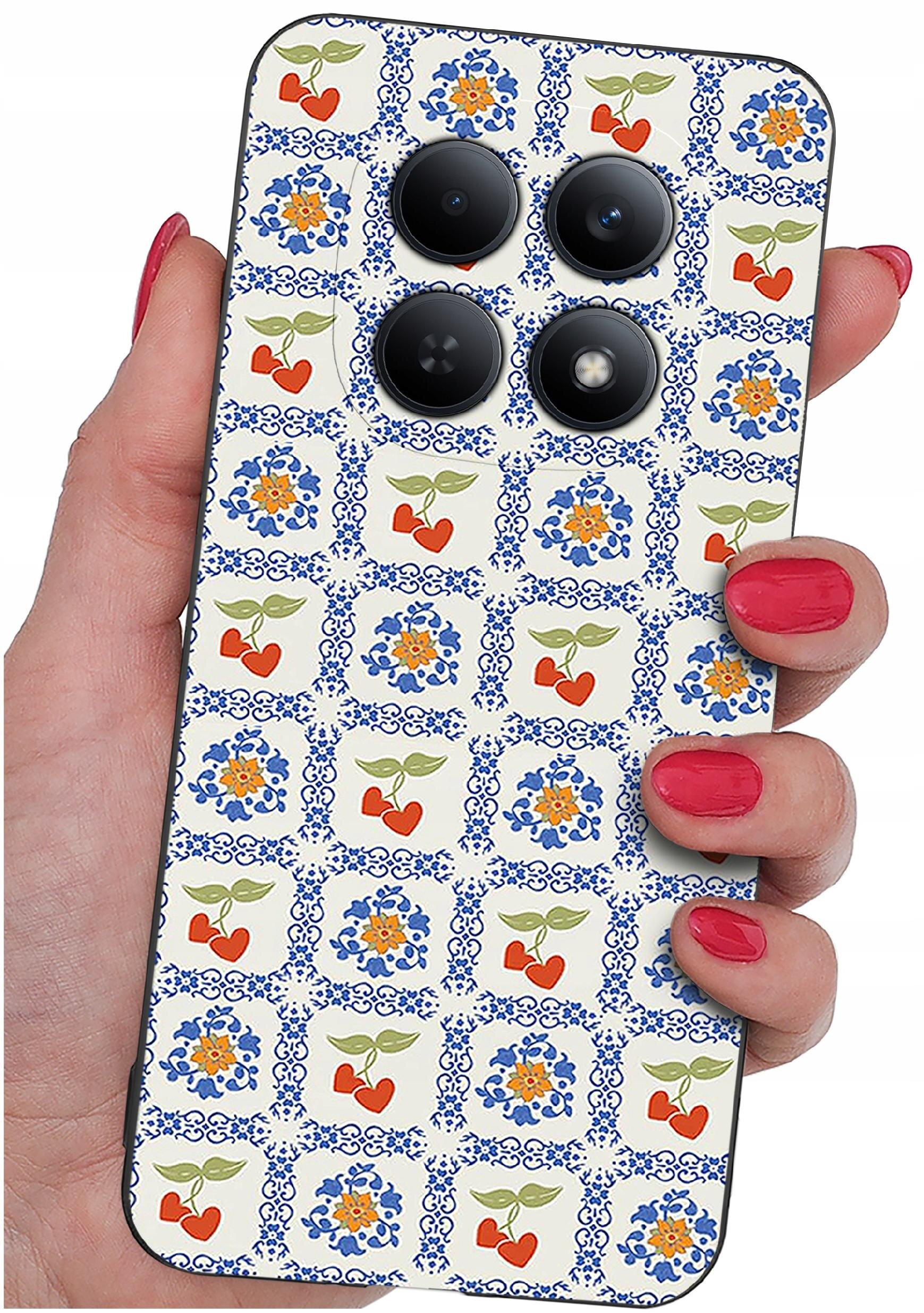 Osoba trzyma telefon z etui ozdobionym wzorem w kwadraty z motywami kwiatowymi i sercami. Etui ma cztery otwory na aparaty fotograficzne.