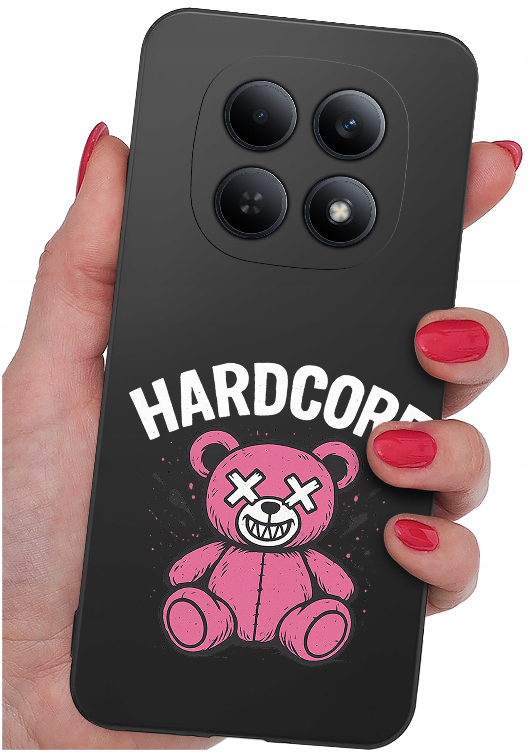 Czarna obudowa telefonu z nadrukiem różowego misia z krzyżykami na oczach i napisem \'HARDCORE\'. Obudowa jest trzymana w dłoni z pomalowanymi na czerwono paznokciami.