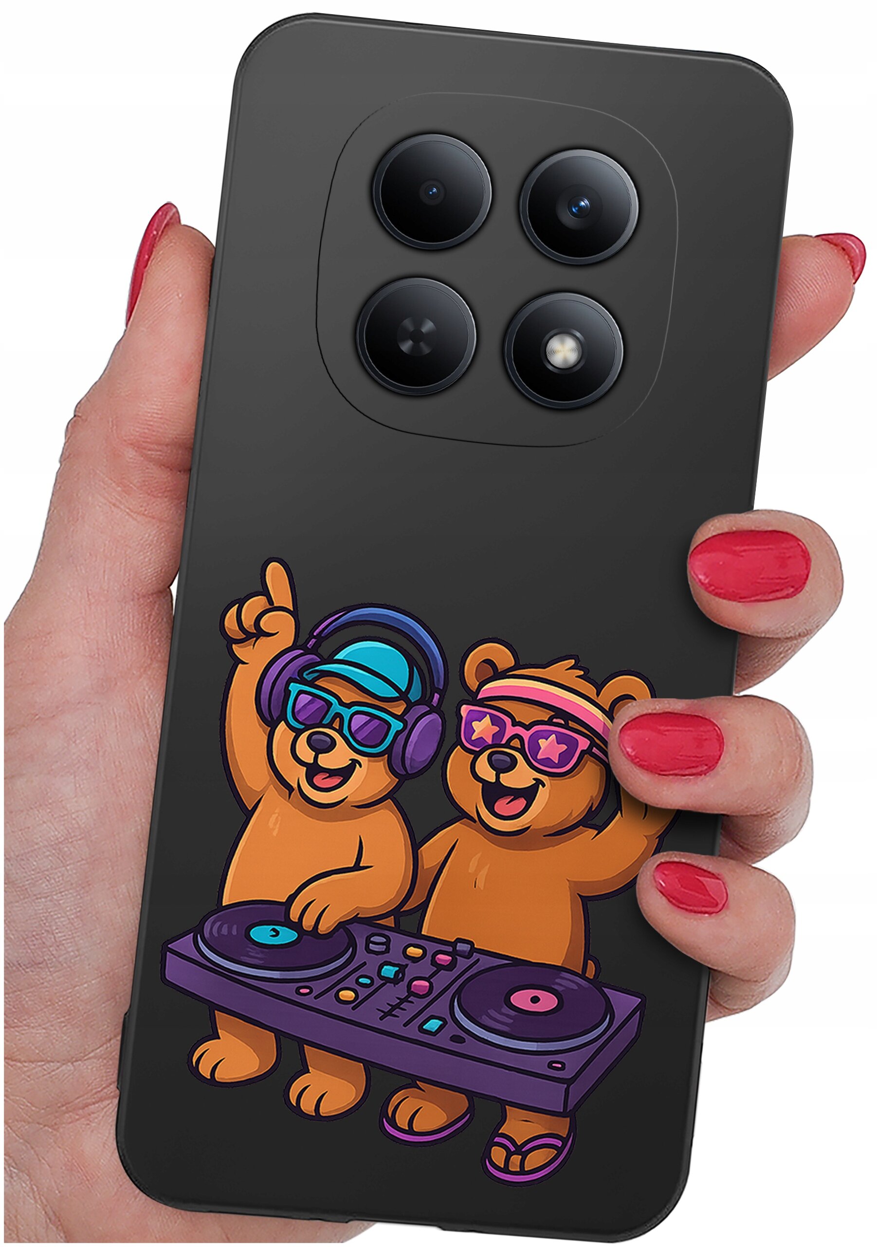 Etui na telefon z grafiką dwóch niedźwiedzi w okularach i słuchawkach, stojących przy konsoli DJ-skiej. Etui jest trzymane w dłoni z pomalowanymi na czerwono paznokciami.