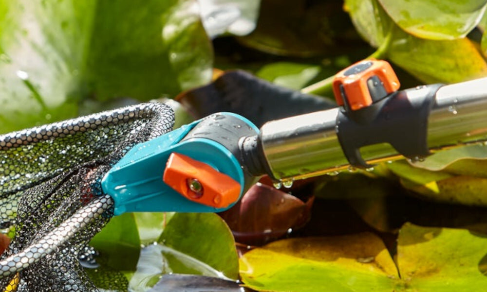 Sito do czyszczenia stawu GARDENA 3230-20 zbliżenie na uchwyt sita obrotowy uchwyt sita dostosowany kąt pracy komfort użytkowania ergonomiczny design sito z odpornych na korozję materiałów