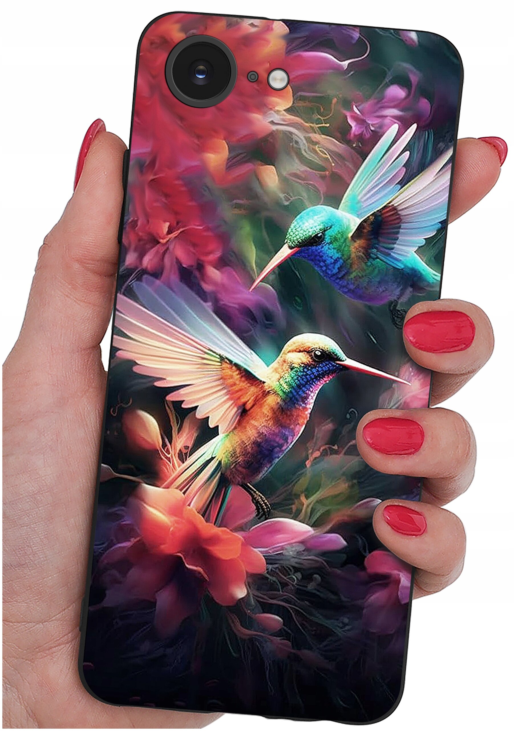 Etui na telefon z kolorowym wzorem przedstawiającym dwa kolibry wśród kwiatów, trzymane w dłoni z pomalowanymi na czerwono paznokciami.