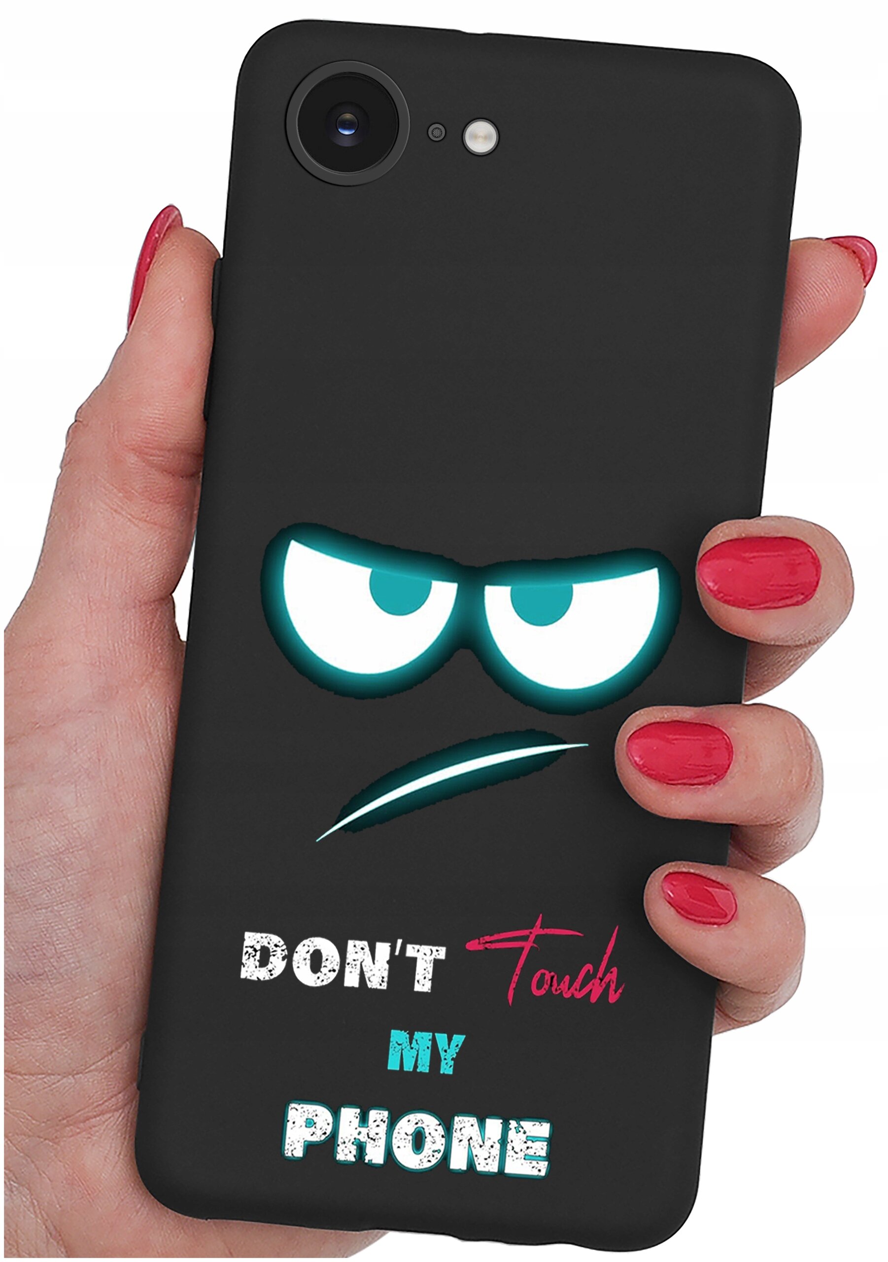 Czarna obudowa telefonu z nadrukiem przedstawiającym parę oczu i napis \'DON\'T Touch MY PHONE\'. Obudowa jest trzymana w dłoni z pomalowanymi na czerwono paznokciami.