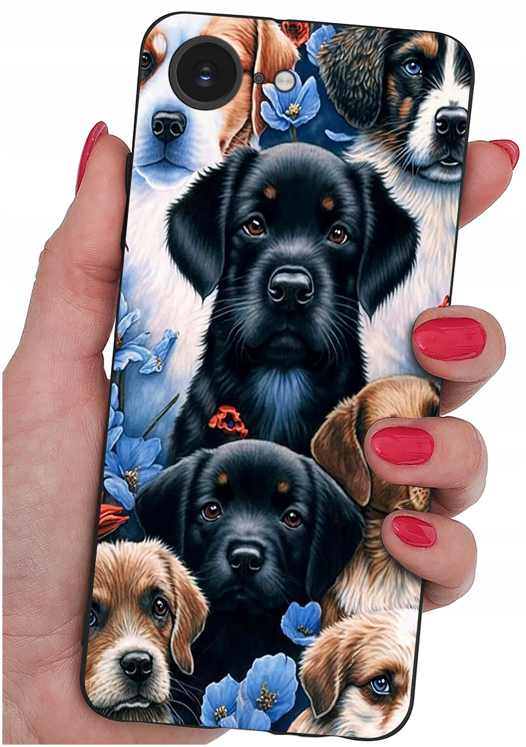 Etui na telefon z wzorem przedstawiającym różne psy oraz niebieskie kwiaty, trzymane w dłoni z pomalowanymi na czerwono paznokciami.
