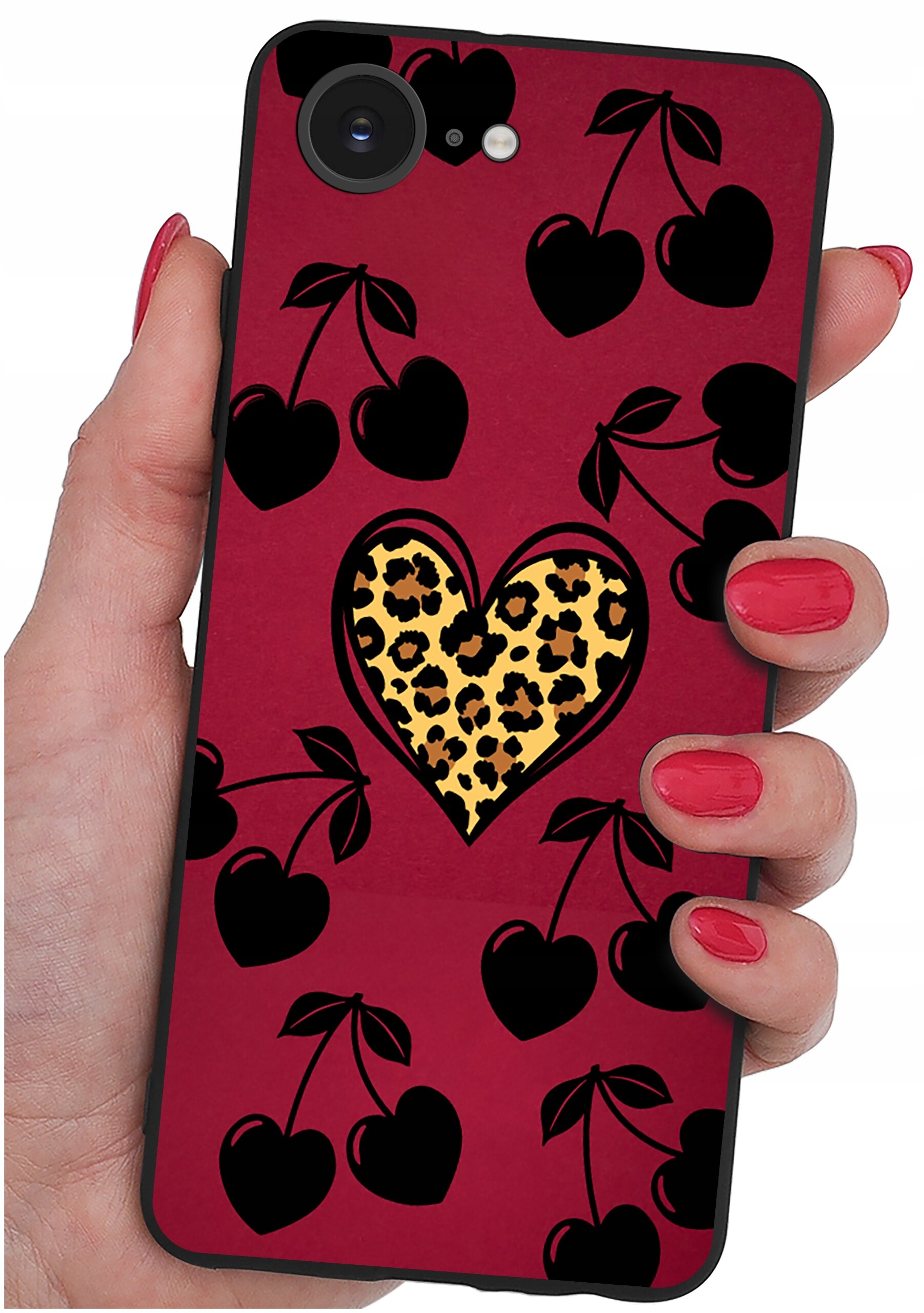 Etui na telefon w kolorze bordowym z czarnymi wzorami serc i wiśni oraz centralnym sercem w panterkę. Etui trzymane jest w dłoni z pomalowanymi na czerwono paznokciami.