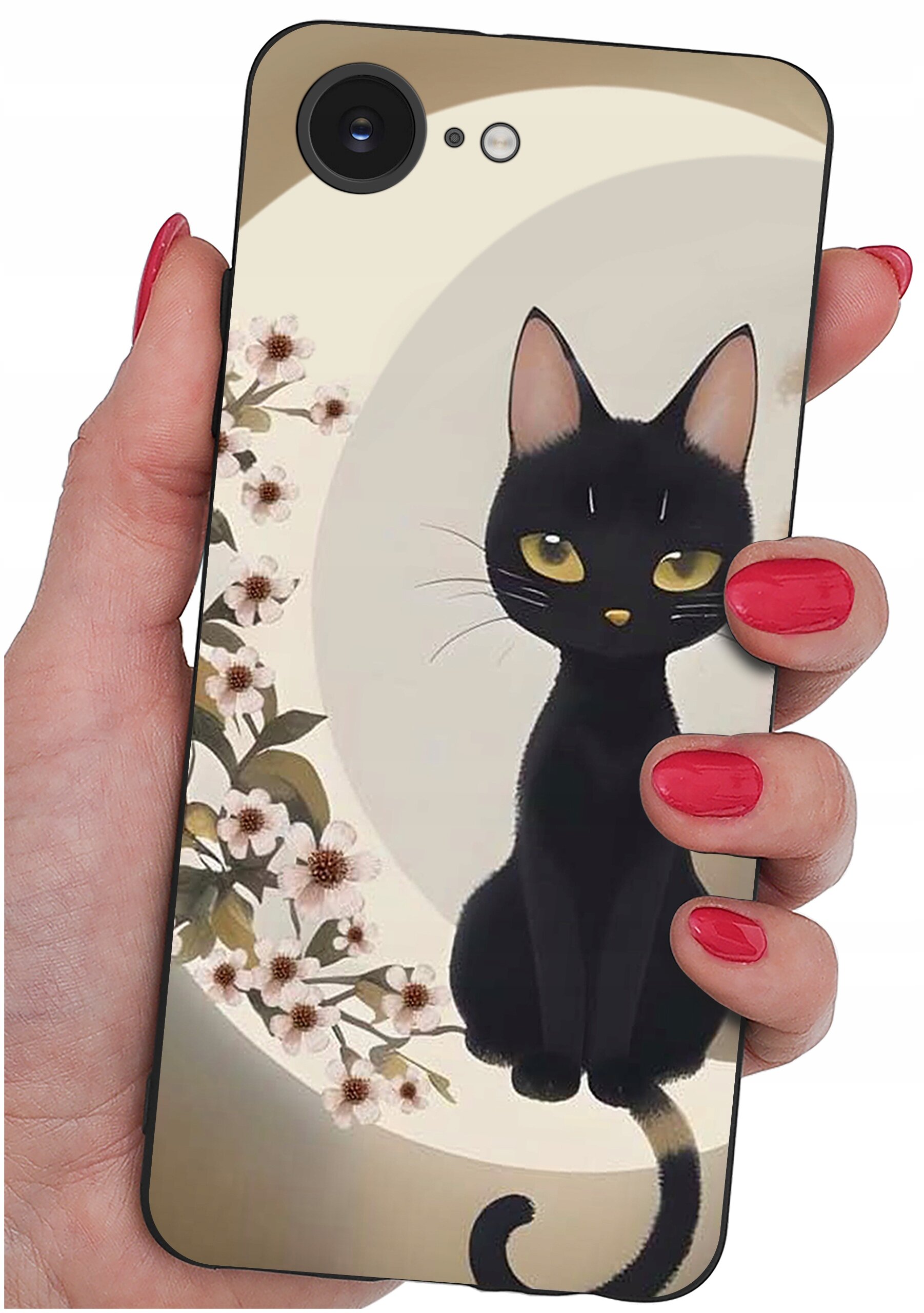 Etui na telefon z nadrukiem czarnego kota siedzącego na tle księżyca i kwiatów. Etui trzymane jest w dłoni z pomalowanymi na czerwono paznokciami.