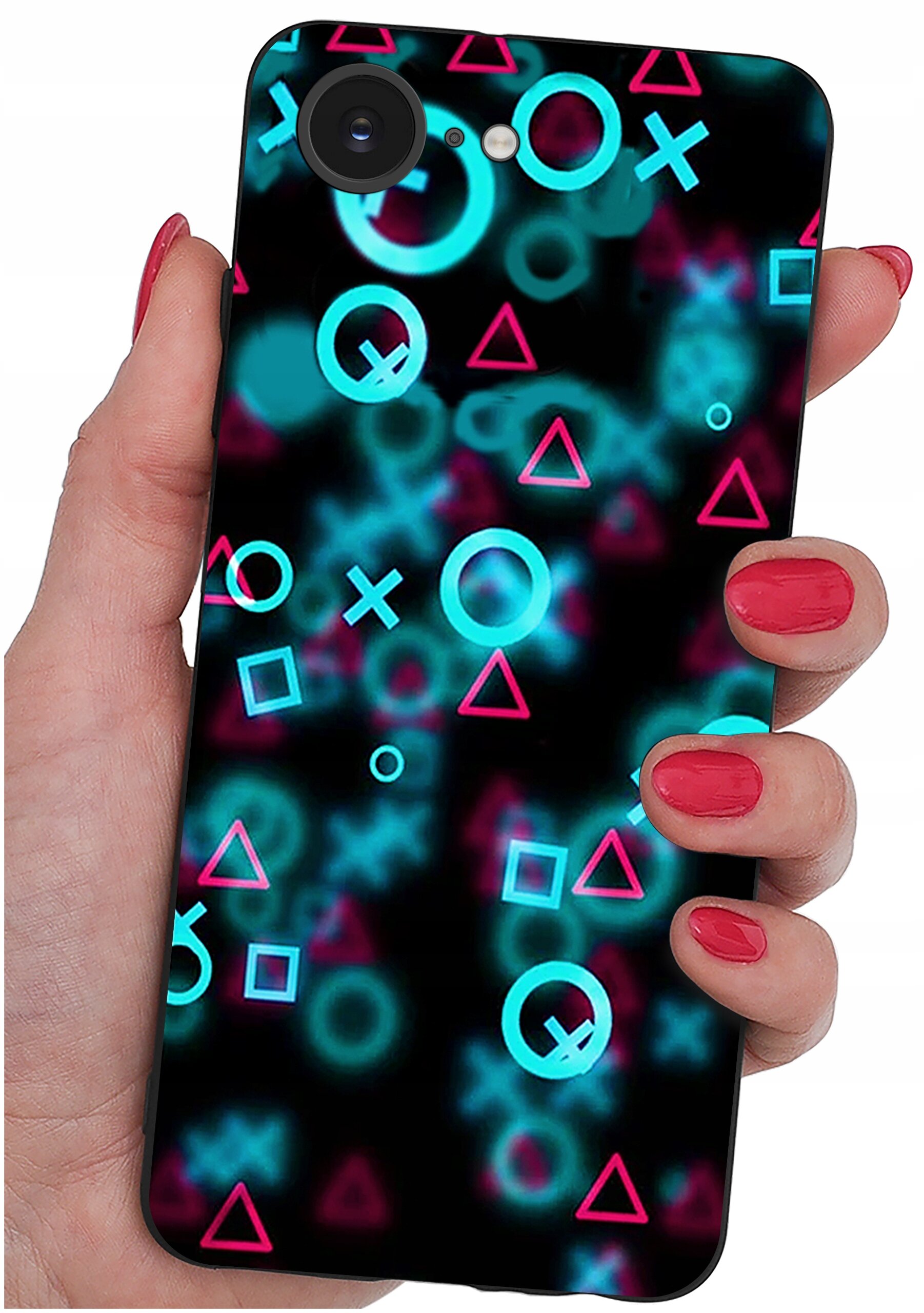 Etui na telefon z kolorowym wzorem geometrycznych kształtów, takich jak kółka, krzyżyki, trójkąty i kwadraty w odcieniach niebieskiego i różowego na czarnym tle. Etui trzymane jest w dłoni z pomalowanymi na czerwono paznokciami.