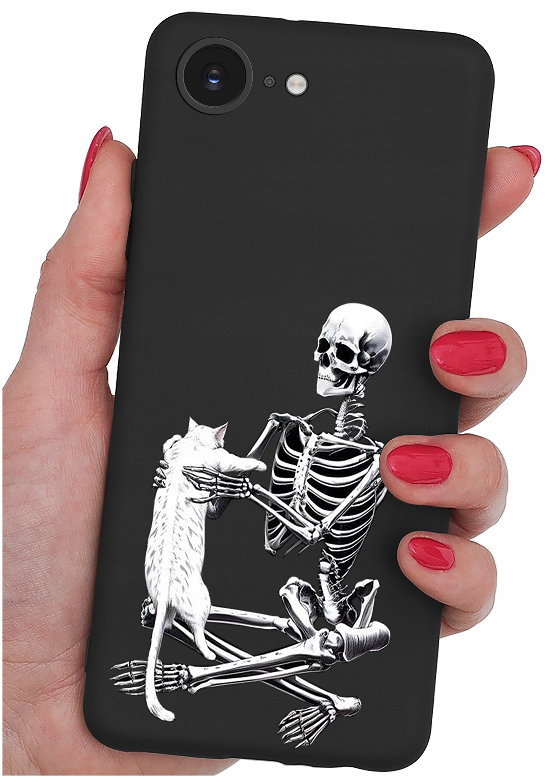 Czarne etui na telefon z nadrukiem szkieletu trzymającego kota. Etui jest trzymane w dłoni z pomalowanymi na czerwono paznokciami.