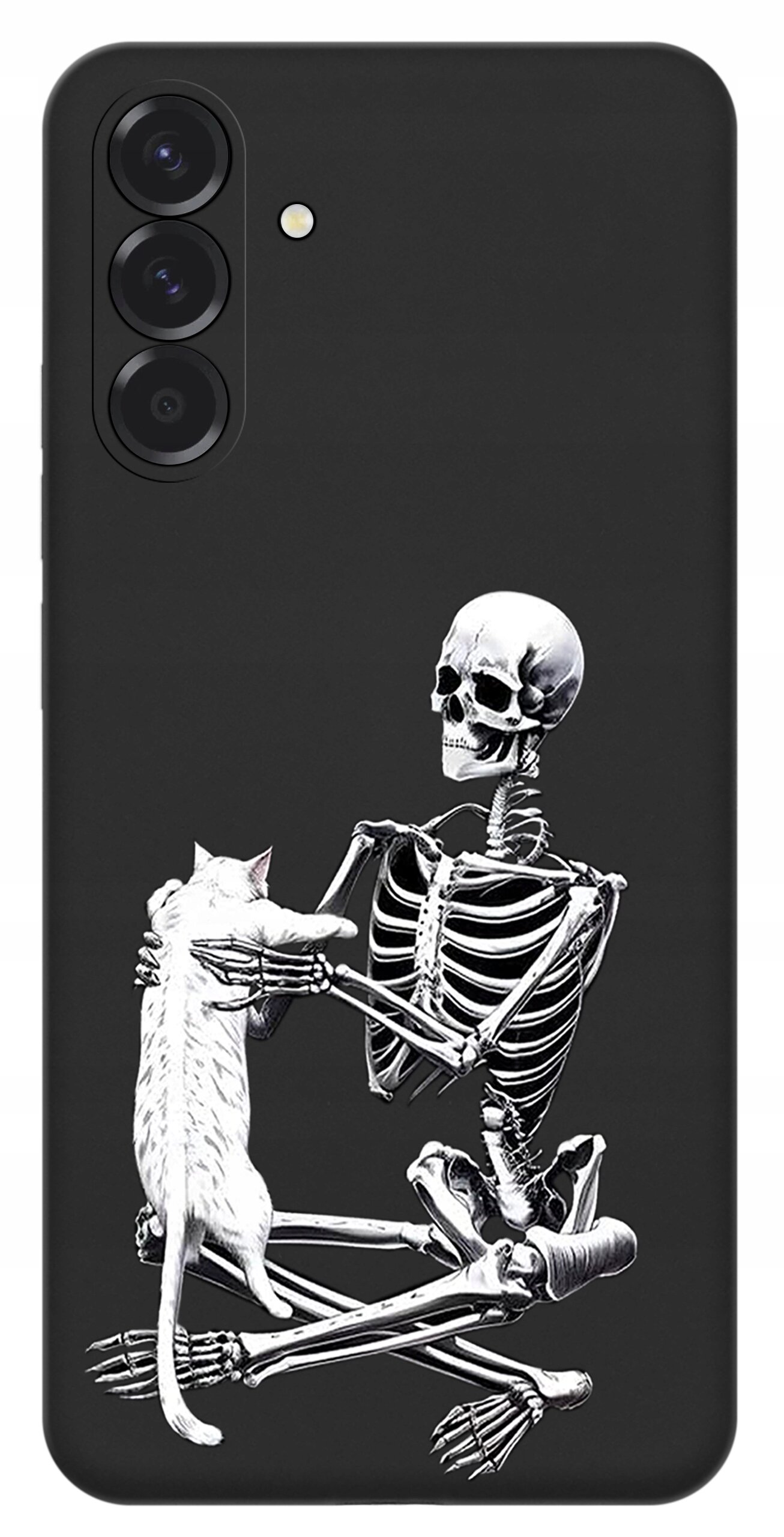 Czarne etui na telefon z nadrukiem białego szkieletu trzymającego białego kota. Etui posiada wycięcia na trzy obiektywy aparatu i lampę błyskową.
