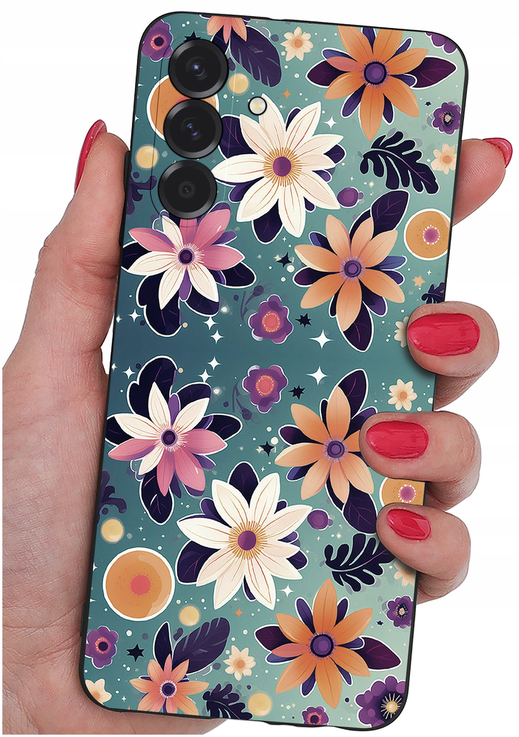 Etui na telefon z kolorowym wzorem kwiatowym, trzymane w dłoni z pomalowanymi na czerwono paznokciami. Etui ma trzy otwory na aparaty fotograficzne.