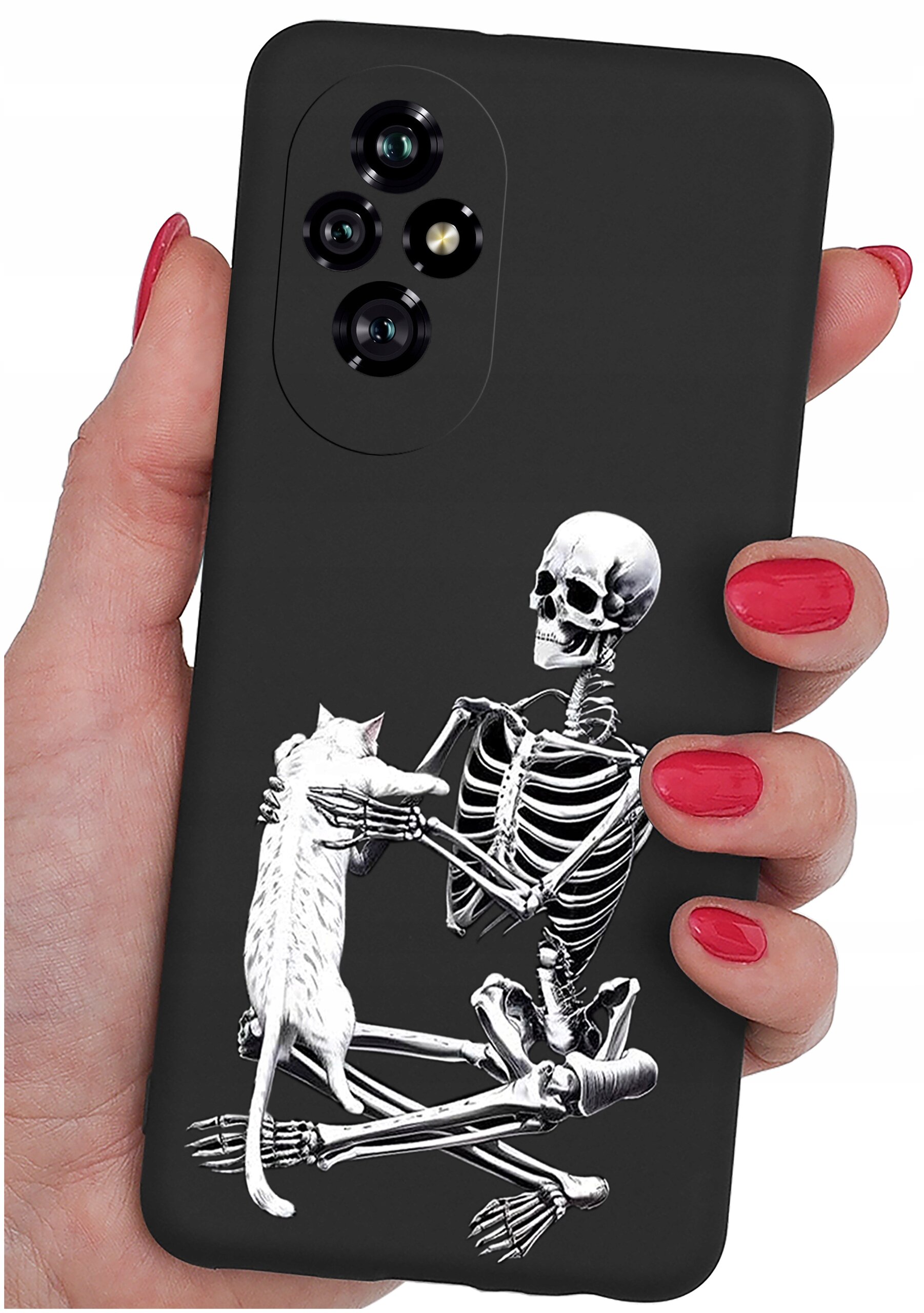 Czarne etui na telefon z nadrukiem szkieletu trzymającego kota. Etui jest trzymane w dłoni z pomalowanymi na czerwono paznokciami.