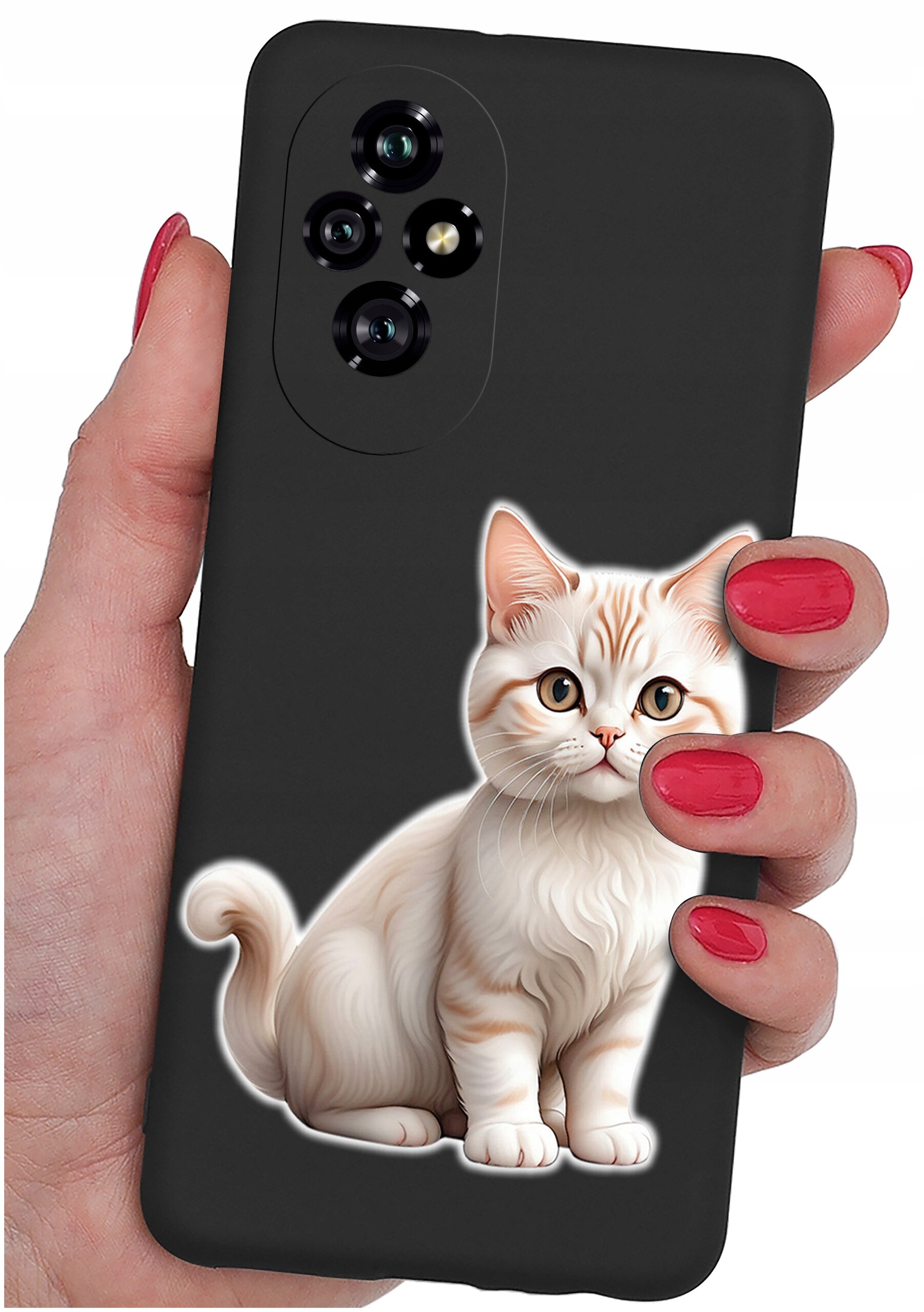 Czarne etui na telefon z nadrukiem białego kota, trzymane w dłoni z pomalowanymi na czerwono paznokciami. Etui posiada wycięcia na trzy obiektywy aparatu.