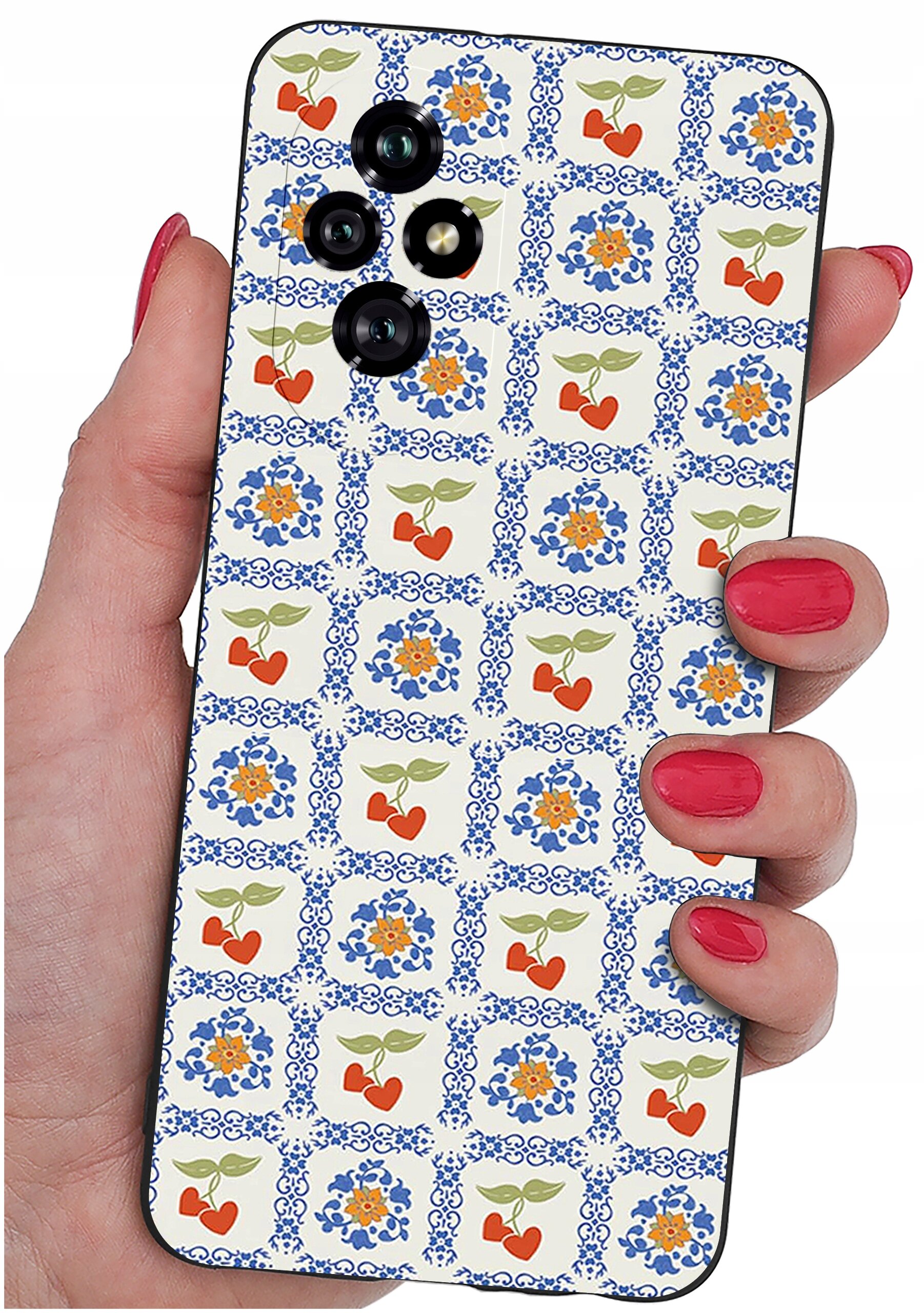 Osoba trzyma telefon z etui ozdobionym wzorem w niebieskie i pomarańczowe kwiaty oraz czerwone serca. Etui ma wycięcia na cztery obiektywy aparatu.