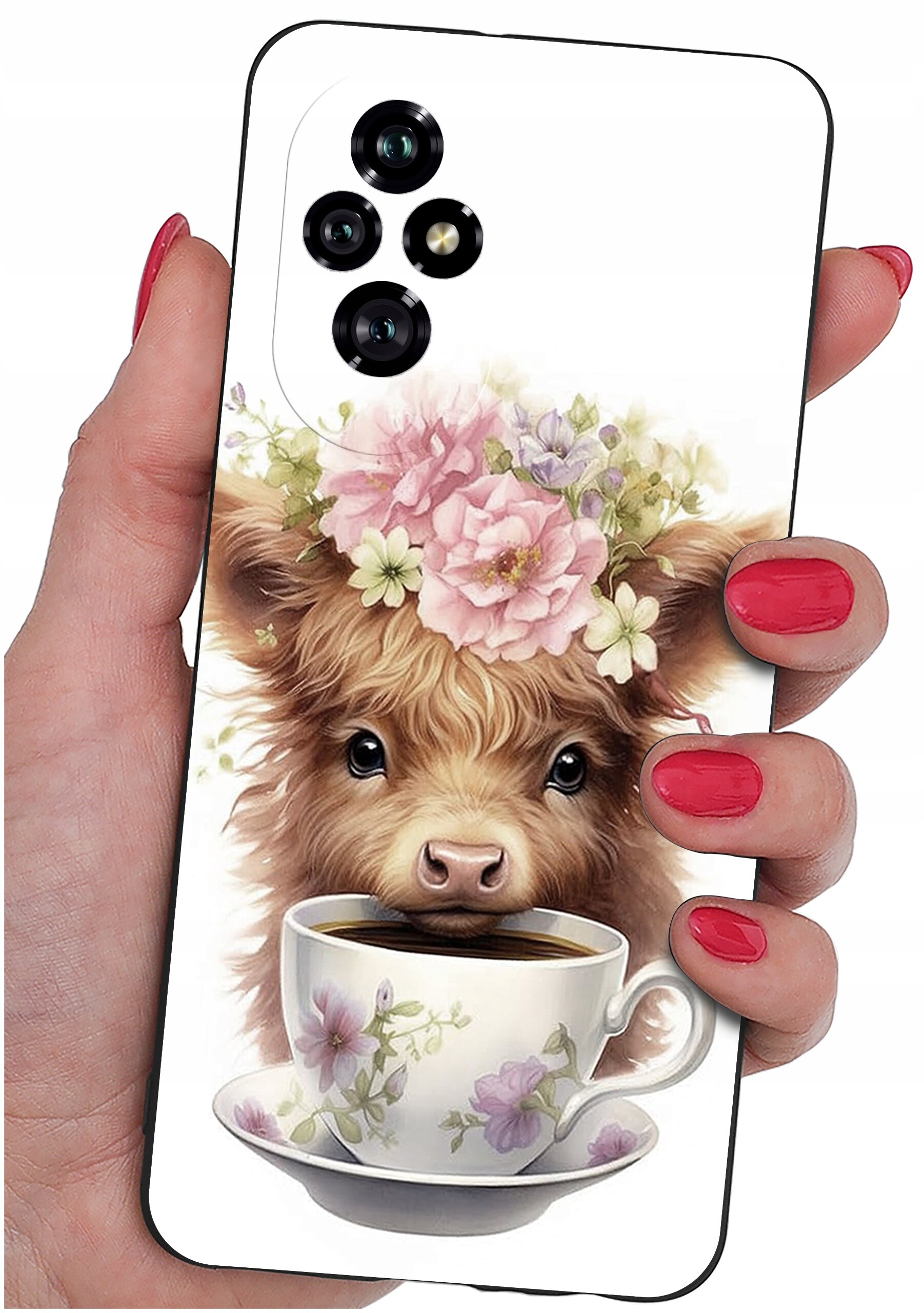 Etui na telefon z nadrukiem przedstawiającym urocze zwierzę z kwiatami na głowie, trzymające filiżankę z kawą. Etui jest trzymane w dłoni z pomalowanymi na czerwono paznokciami.