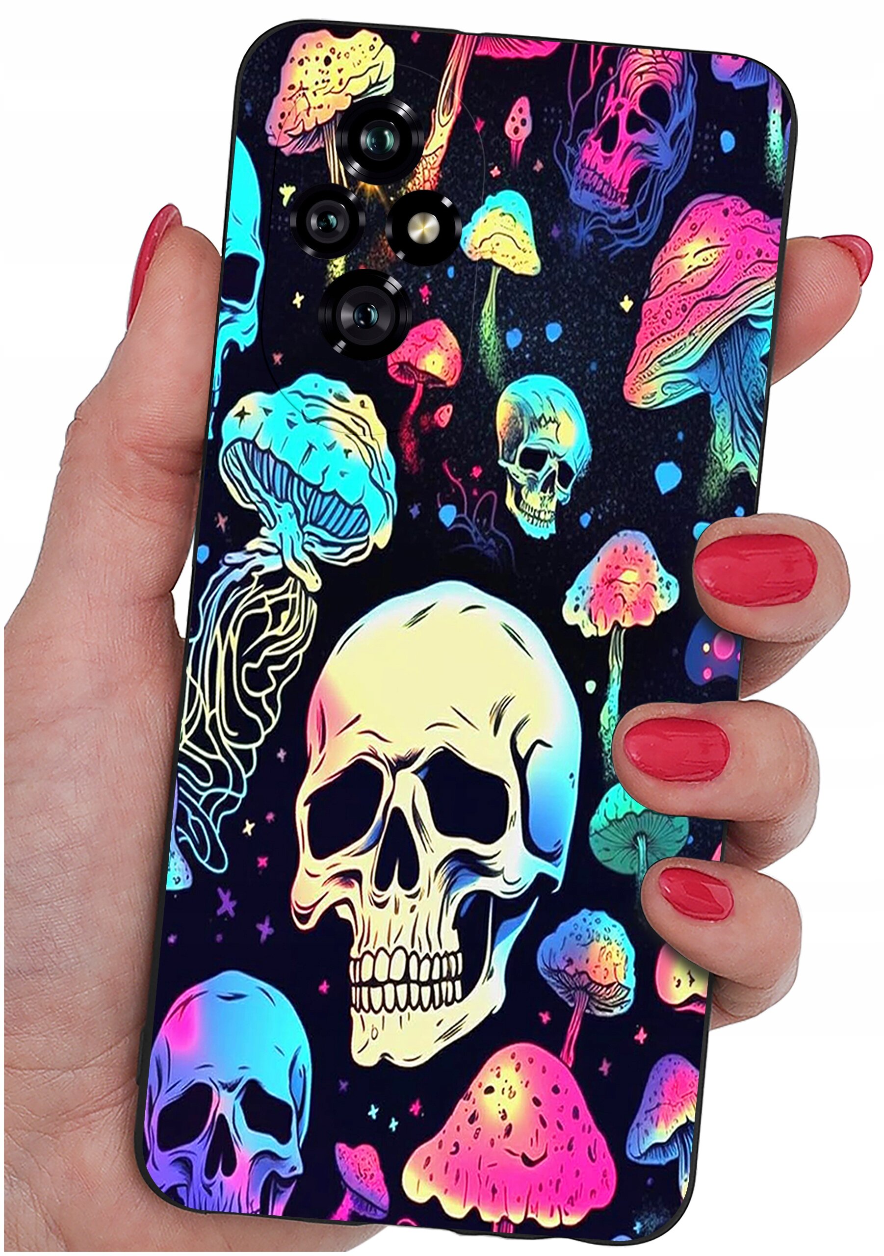 Etui na telefon z kolorowym wzorem czaszek i grzybów, trzymane w dłoni z pomalowanymi na czerwono paznokciami. Etui ma wycięcia na aparat i inne elementy telefonu.