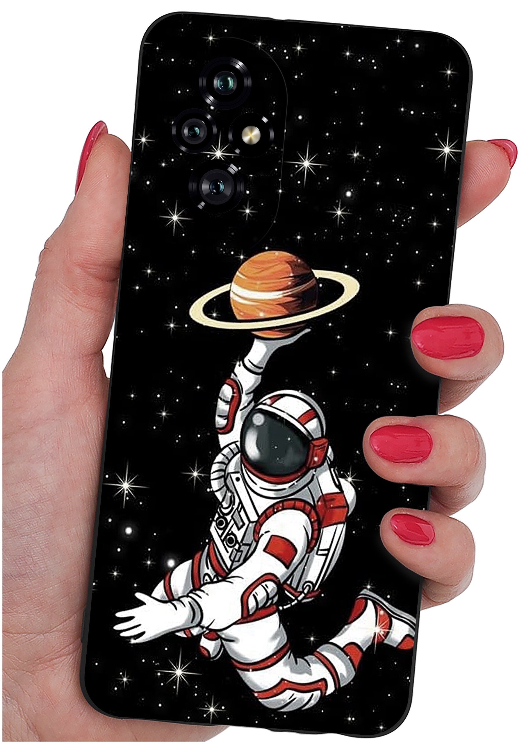 Etui na telefon z motywem kosmonauty unoszącego planetę z pierścieniami na tle gwiazd. Etui trzymane jest w dłoni z pomalowanymi na czerwono paznokciami.