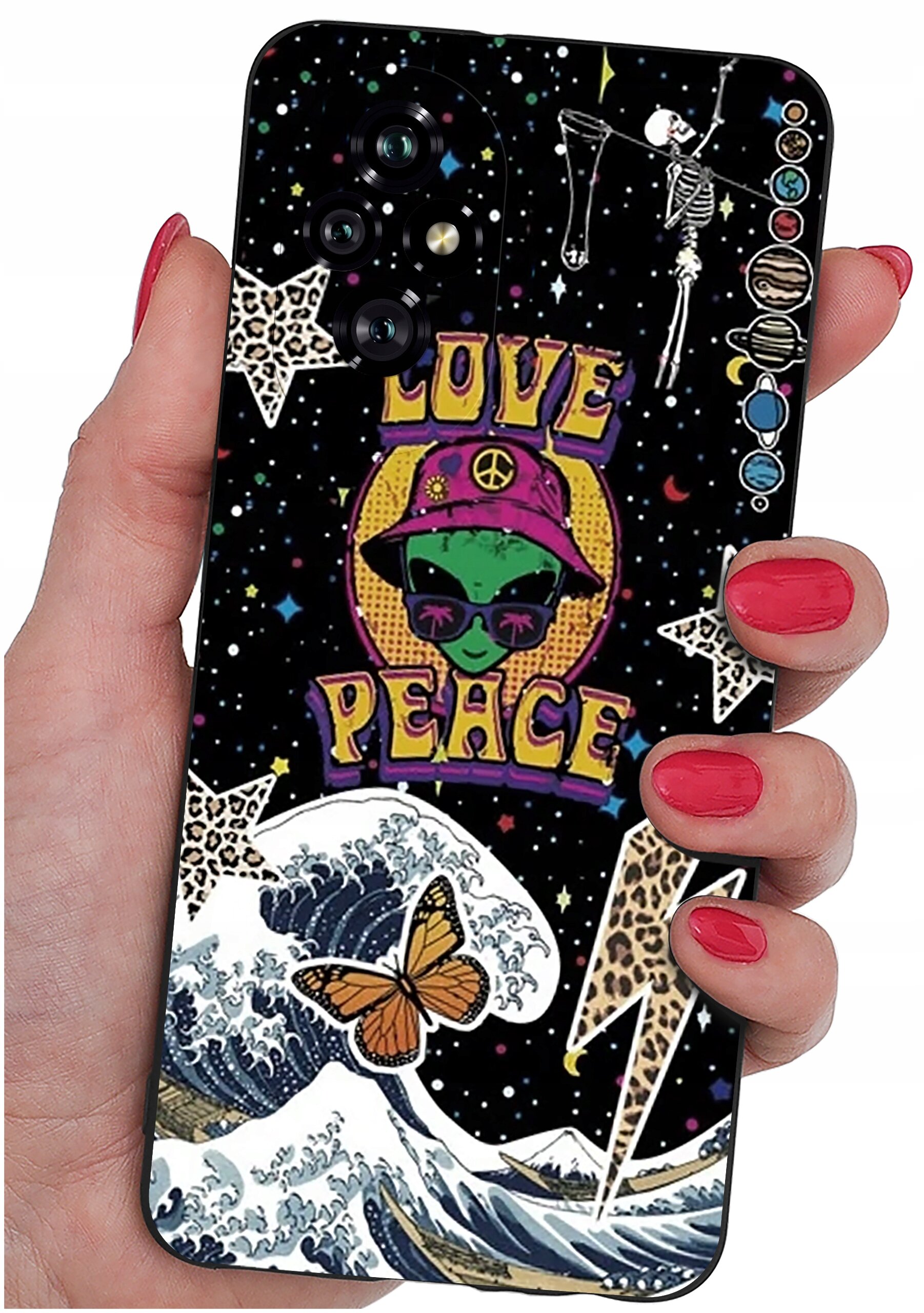 Etui na telefon z kolorowym wzorem przedstawiającym zieloną postać w kapeluszu, napis \'LOVE PEACE\', fale, motyla i gwiazdy. Tło jest czarne z różnorodnymi elementami graficznymi, w tym szkieletem i planetami.