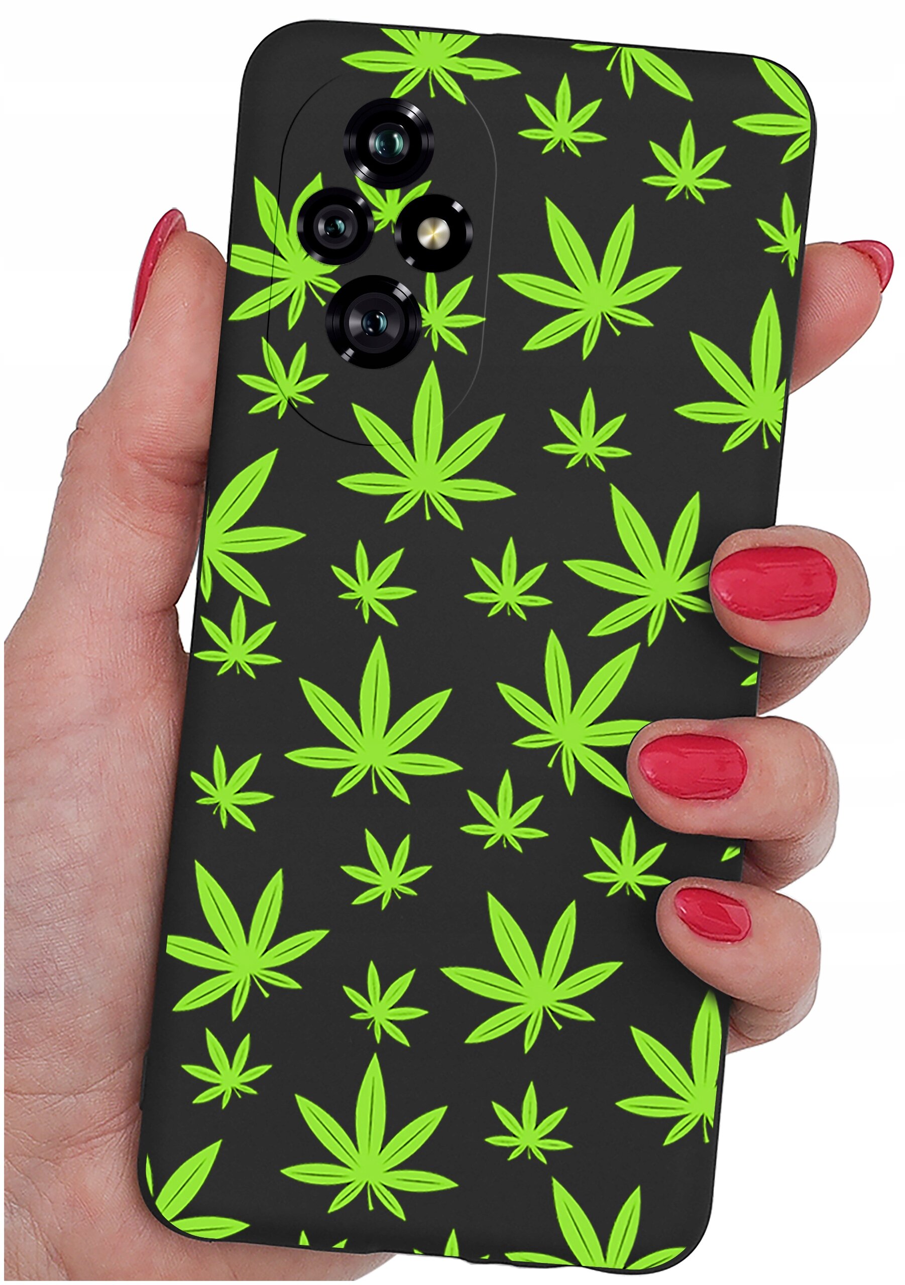 Osoba trzyma telefon w etui z czarnym tłem i wzorem zielonych liści. Etui ma wycięcia na trzy obiektywy aparatu.