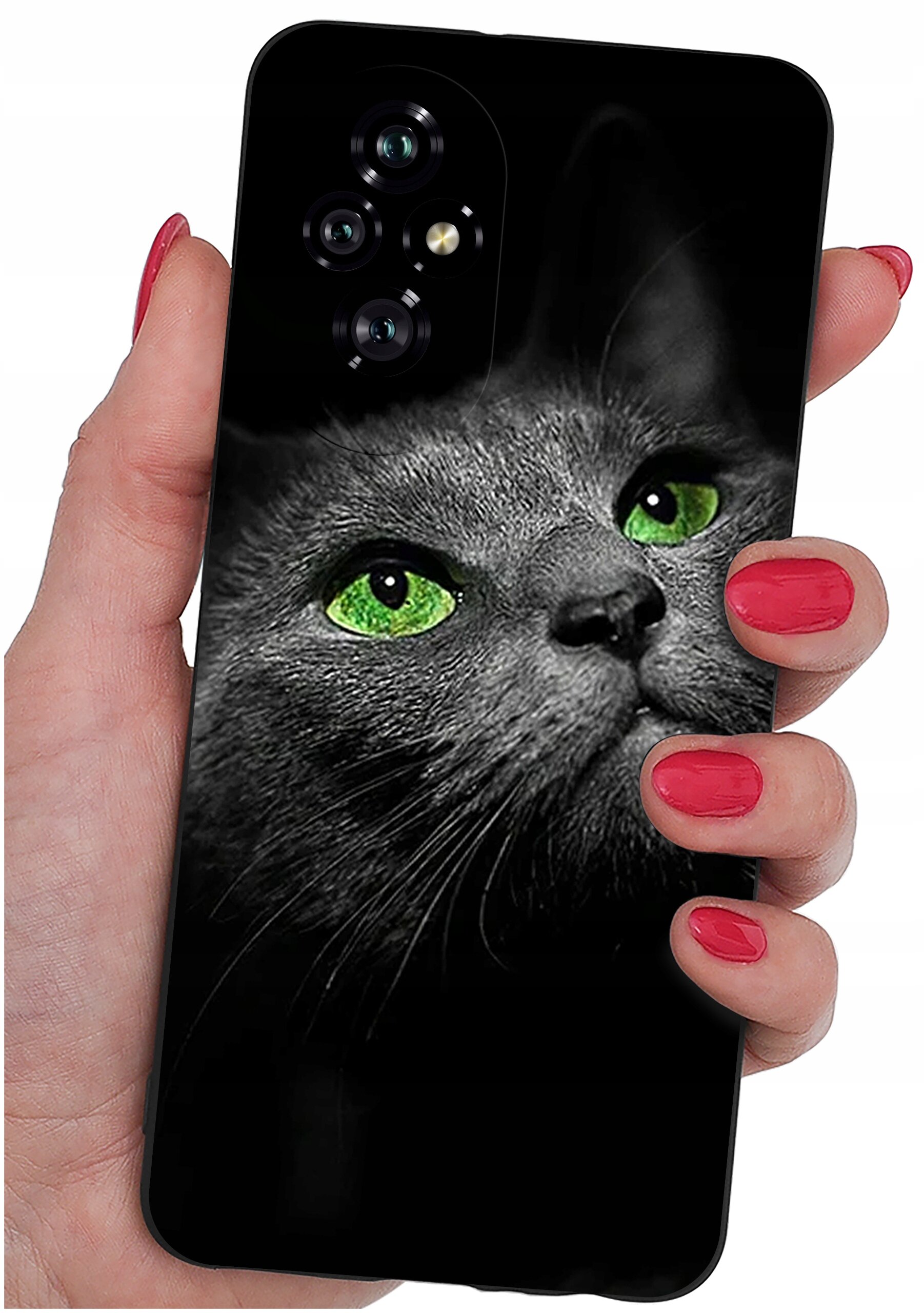 Osoba trzyma telefon z etui przedstawiającym szarego kota z zielonymi oczami. Etui jest czarne, a na nim widoczny jest wizerunek kota w odcieniach szarości z wyraźnie zaznaczonymi zielonymi oczami.