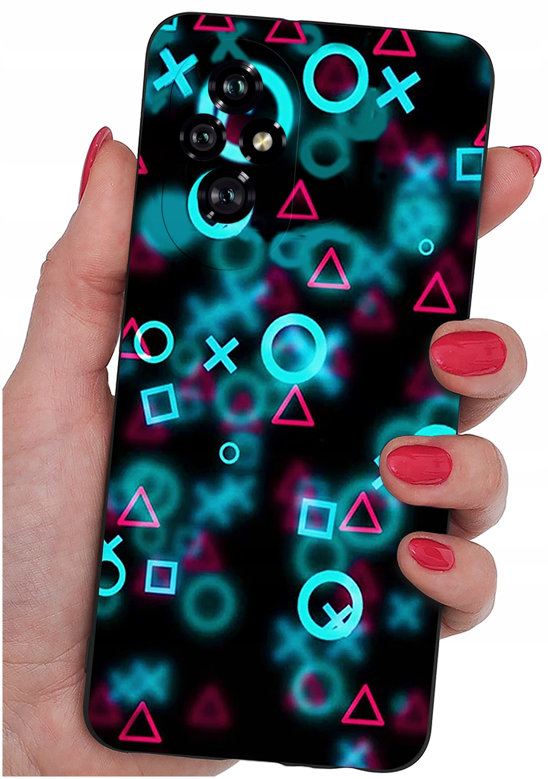 Osoba trzyma telefon z etui ozdobionym kolorowymi symbolami geometrycznymi w neonowych barwach na czarnym tle. Etui ma wycięcia na trzy obiektywy aparatu.