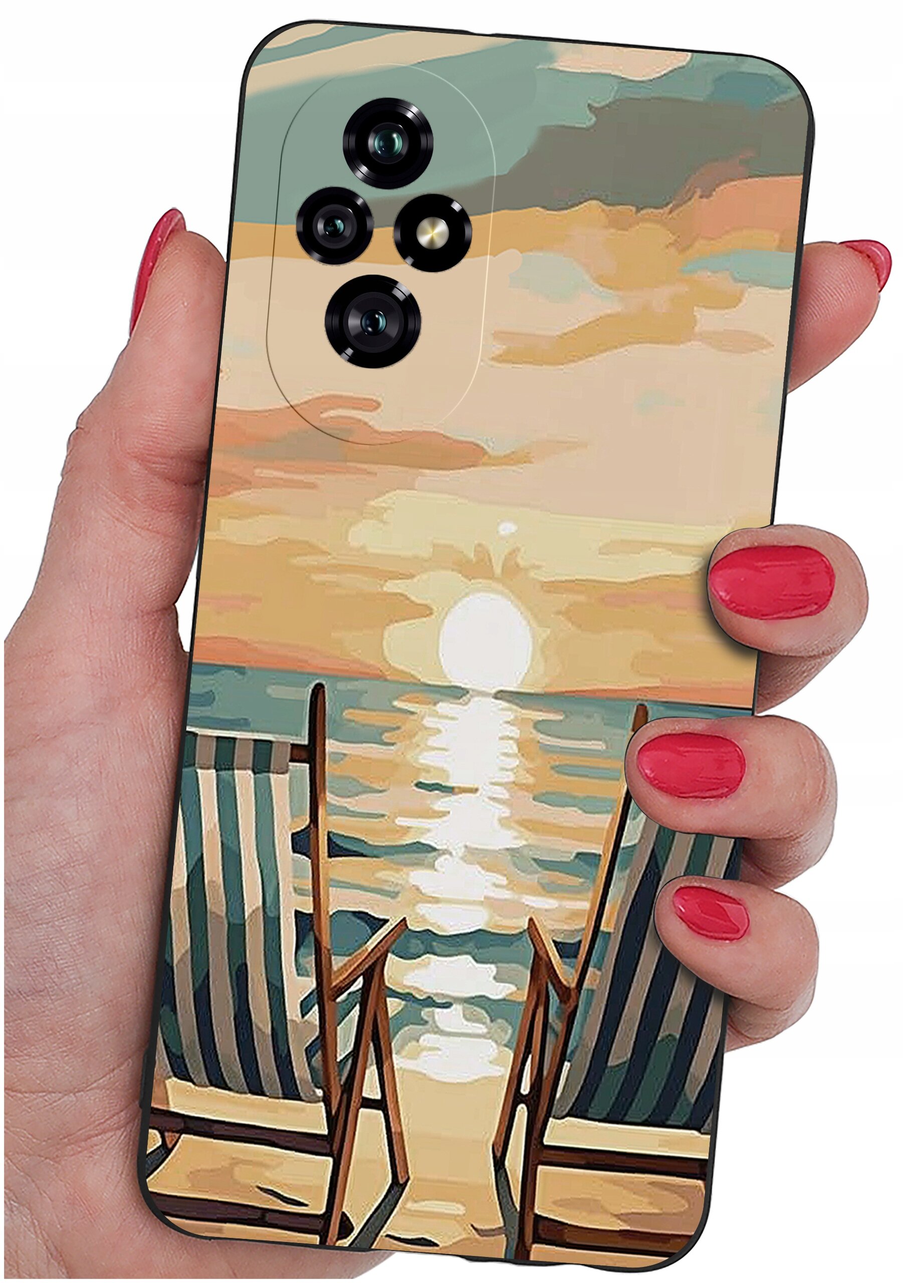 Etui na telefon z motywem zachodu słońca nad morzem, z dwoma leżakami na plaży. Etui trzymane jest w dłoni z pomalowanymi na czerwono paznokciami.