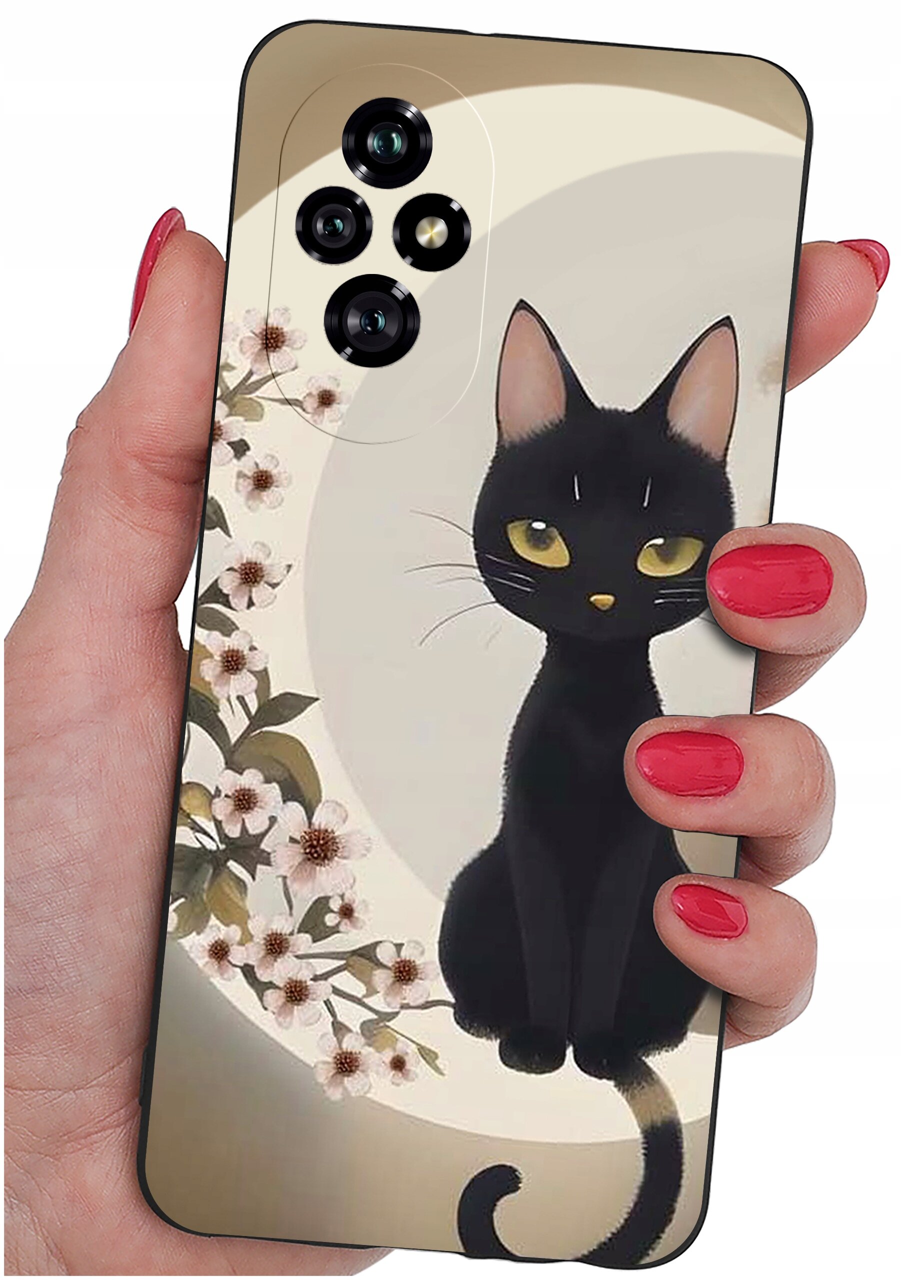 Etui na telefon z grafiką czarnego kota siedzącego na tle księżyca i kwiatów, trzymane w dłoni z pomalowanymi na czerwono paznokciami.