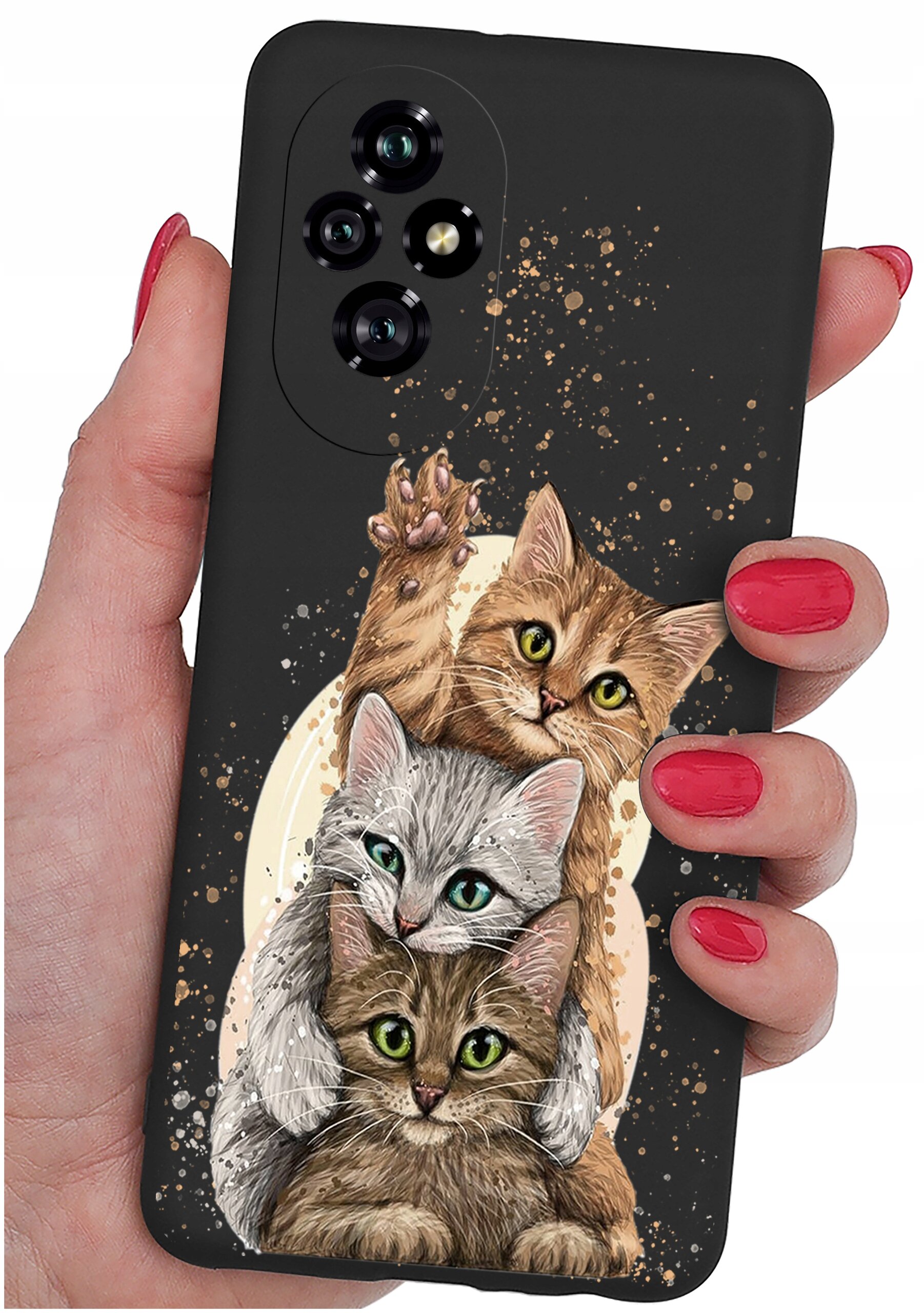 Czarne etui na telefon z nadrukiem trzech kotów, trzymane w dłoni z pomalowanymi na czerwono paznokciami. Etui posiada wycięcia na aparat z czterema obiektywami.