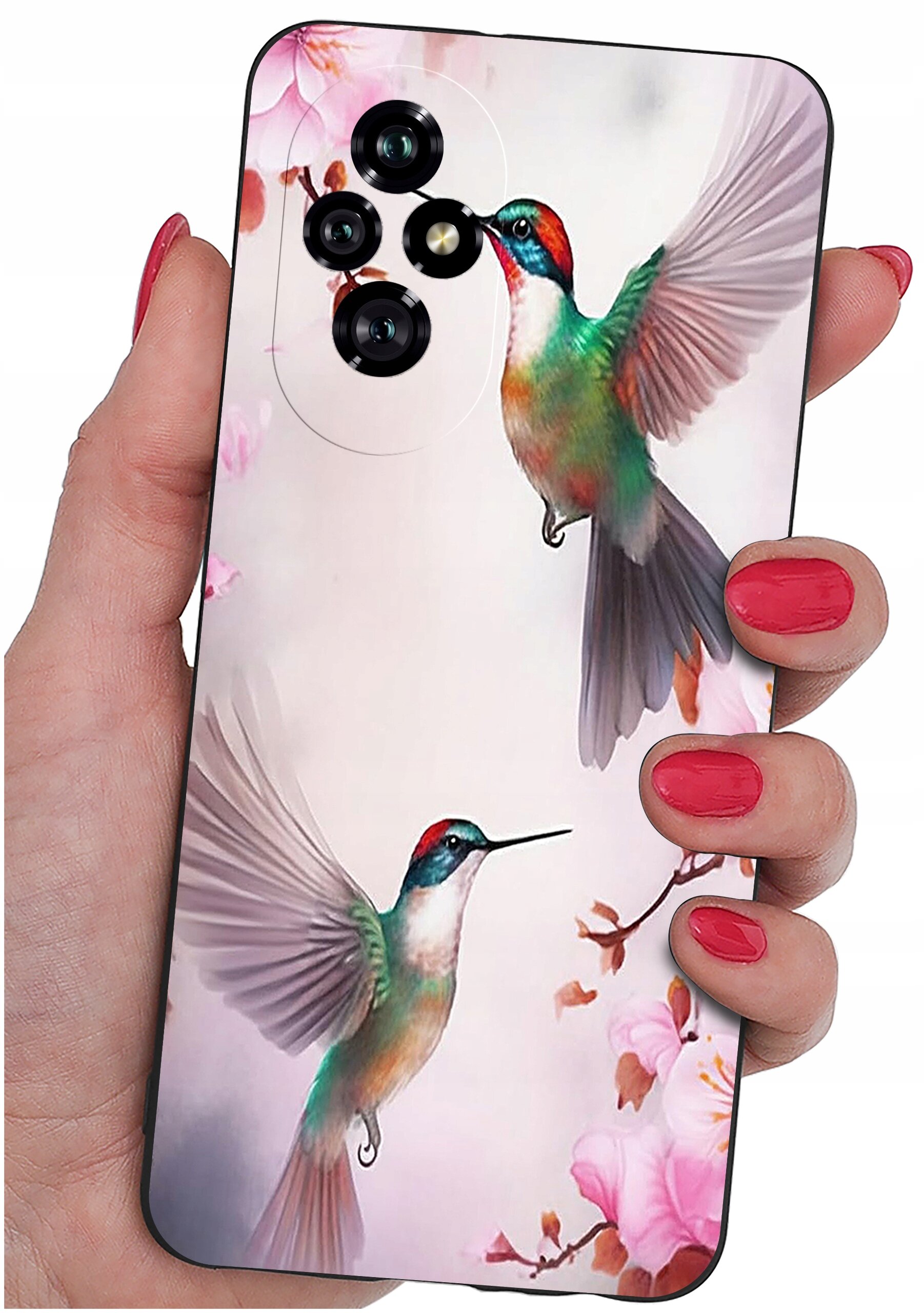 Etui na telefon z kolorowym wzorem przedstawiającym dwa kolibry wśród kwiatów, trzymane w dłoni z pomalowanymi na czerwono paznokciami. Etui posiada wycięcia na cztery obiektywy aparatu.