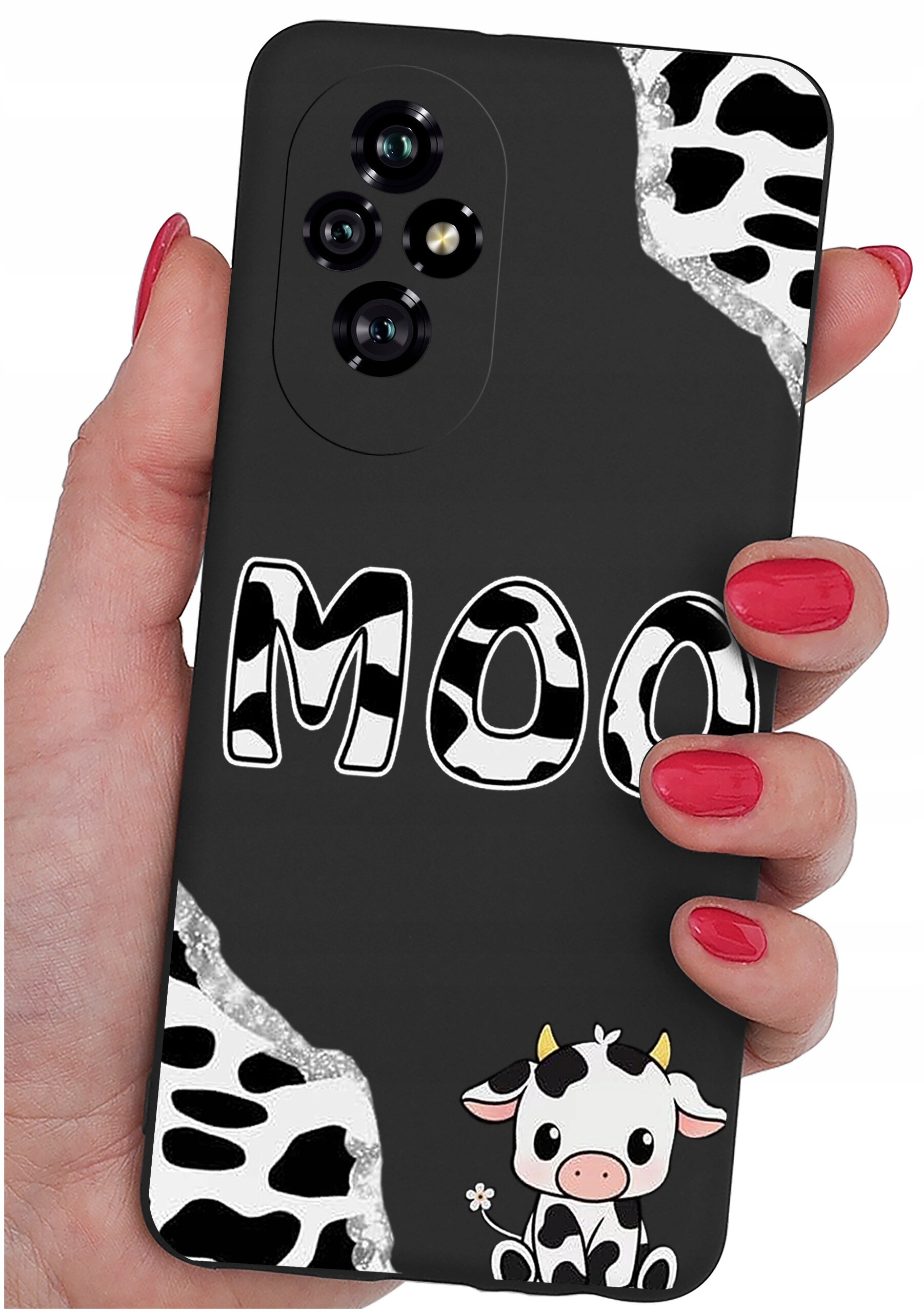 Czarne etui na telefon z napisem \'MOO\' w stylu przypominającym wzór krowy oraz grafiką małej krowy w dolnym rogu. Etui trzymane jest w dłoni z pomalowanymi na czerwono paznokciami.