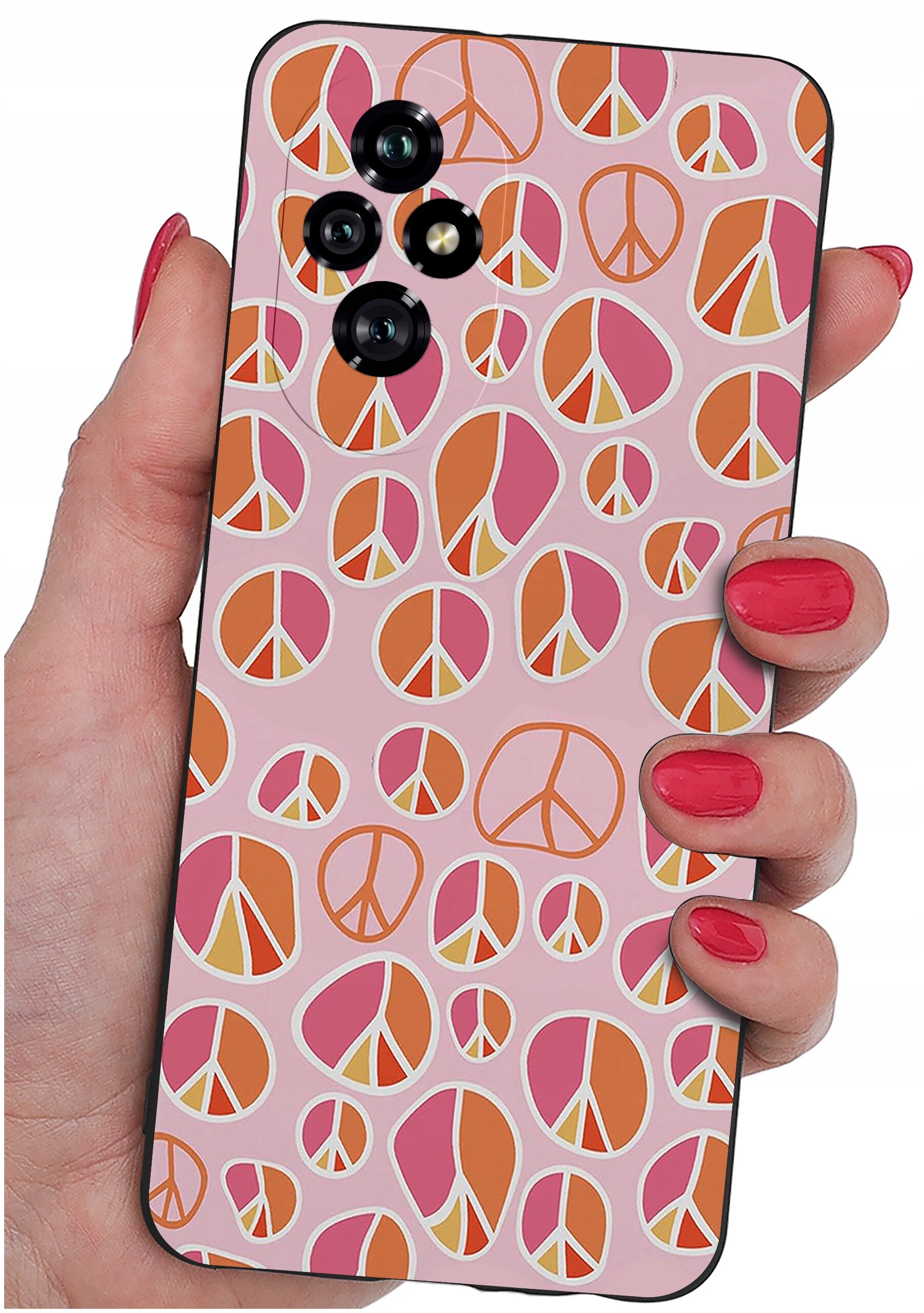 Etui na telefon z wzorem w kolorowe symbole pokoju, trzymane w dłoni z pomalowanymi na czerwono paznokciami. Etui ma wycięcia na cztery obiektywy aparatu.