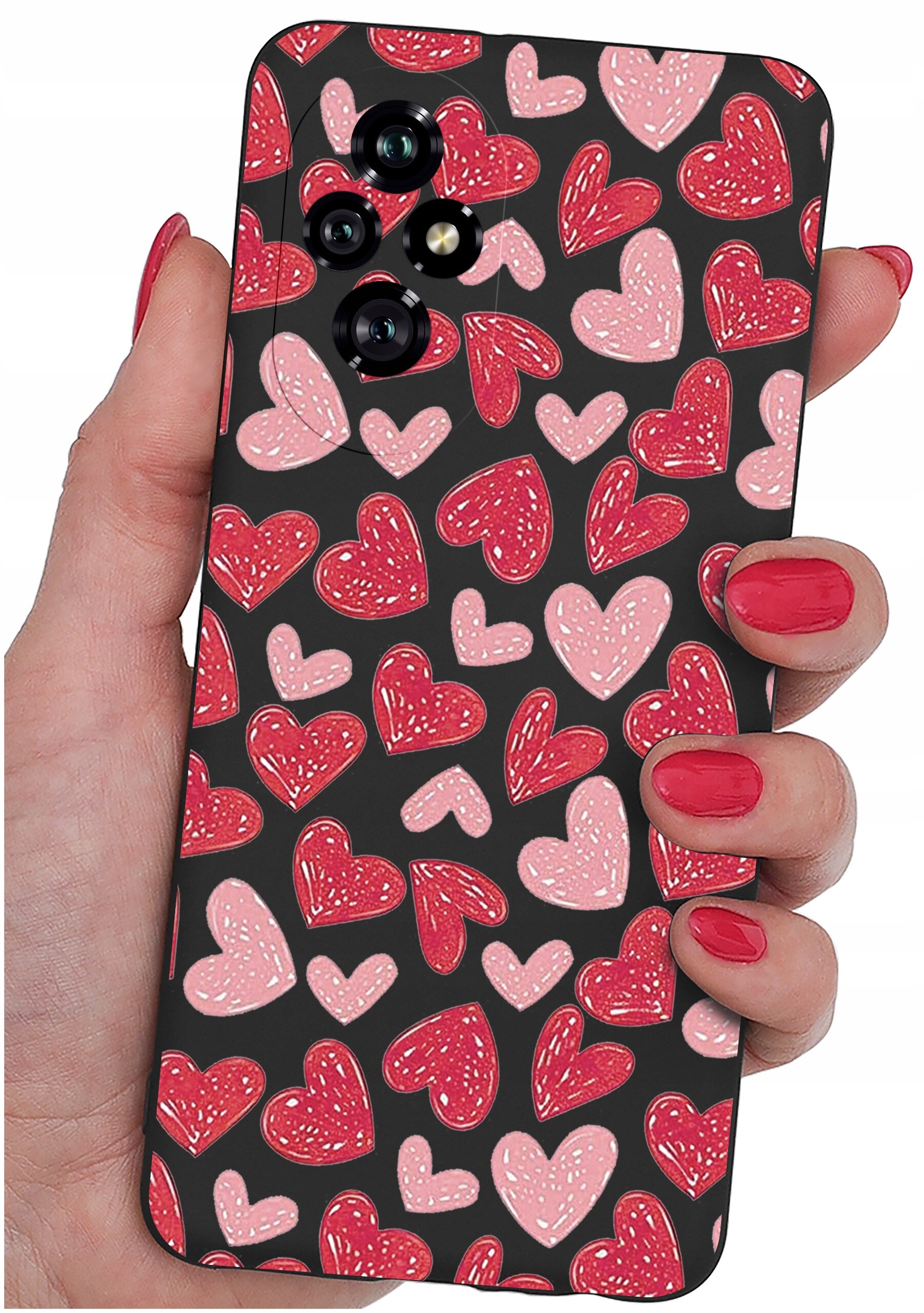Etui na telefon z wzorem czerwonych i różowych serc na czarnym tle, trzymane w dłoni z pomalowanymi na czerwono paznokciami.