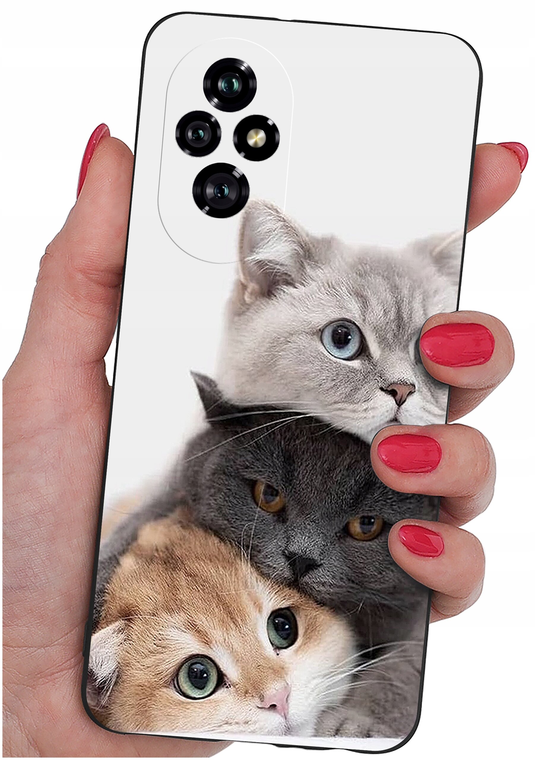 Etui na telefon z nadrukiem trzech kotów w różnych kolorach, trzymane w dłoni z pomalowanymi na czerwono paznokciami. Etui posiada wycięcia na cztery obiektywy aparatu.