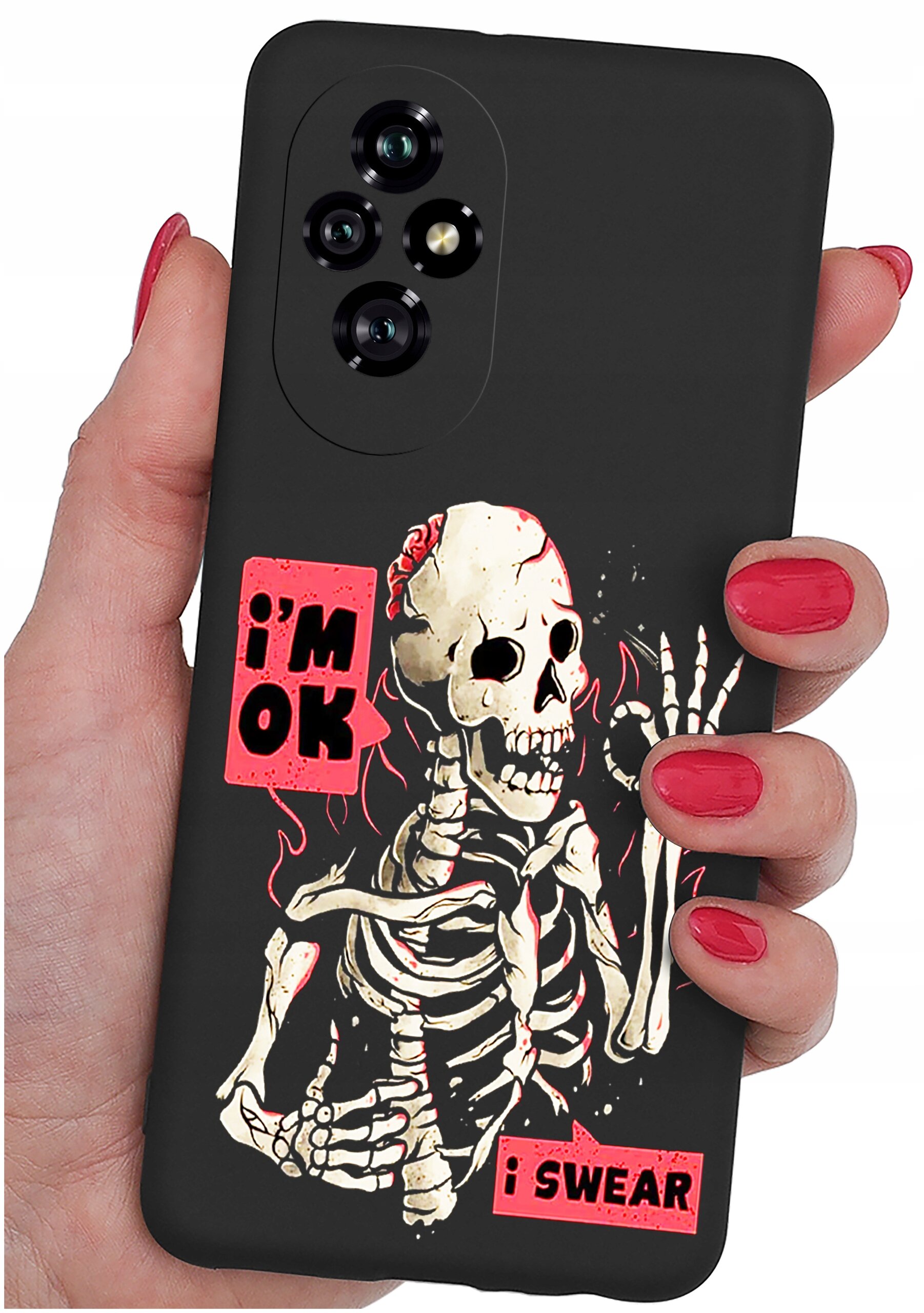 Czarna obudowa telefonu z nadrukiem szkieletu i napisami \'i\'m OK\' oraz \'i SWEAR\'. Obudowa trzymana jest w dłoni z pomalowanymi na czerwono paznokciami.