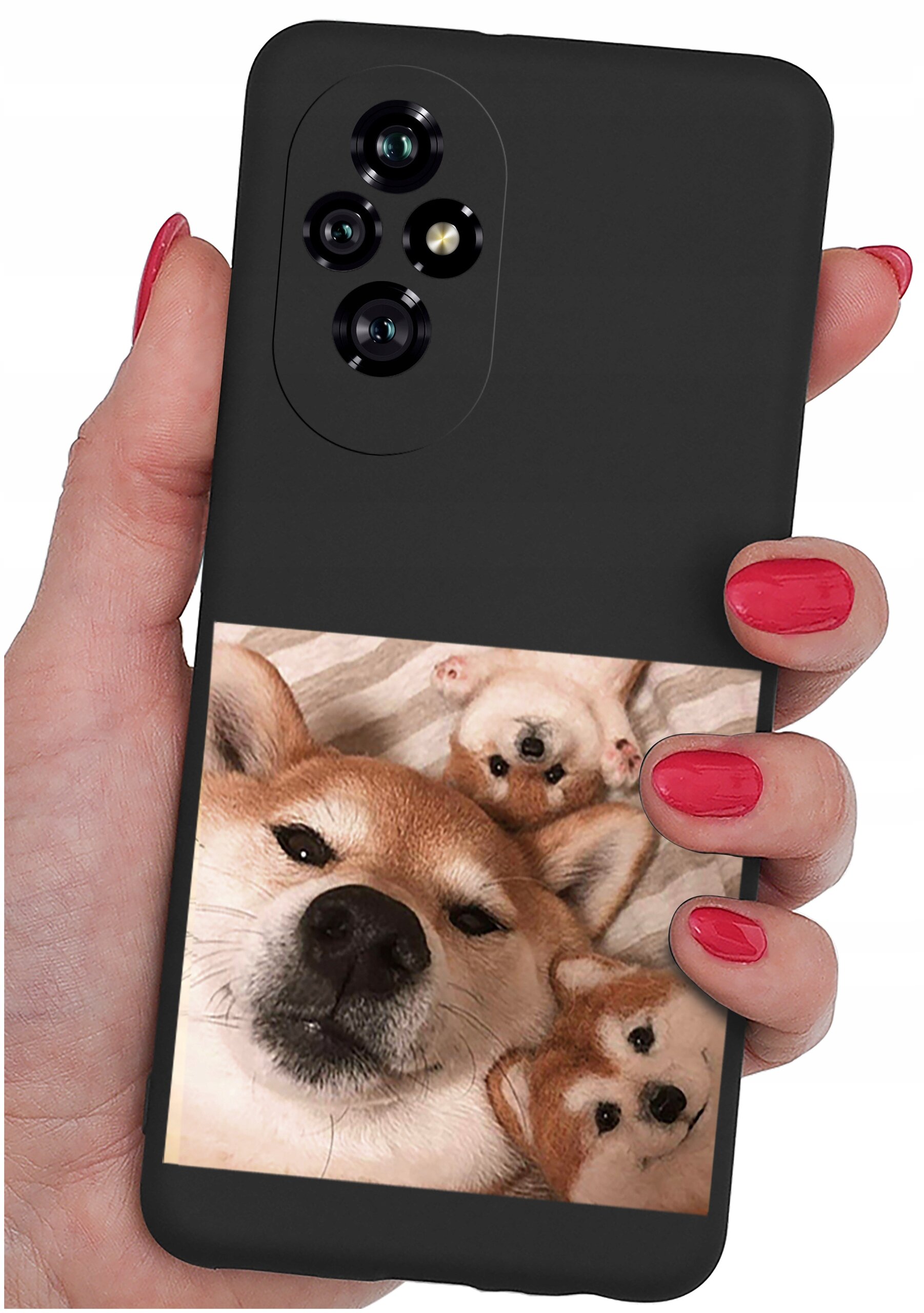Czarne etui na telefon z nadrukiem trzech psów na tylnej części. Etui trzymane jest w dłoni z pomalowanymi na czerwono paznokciami.