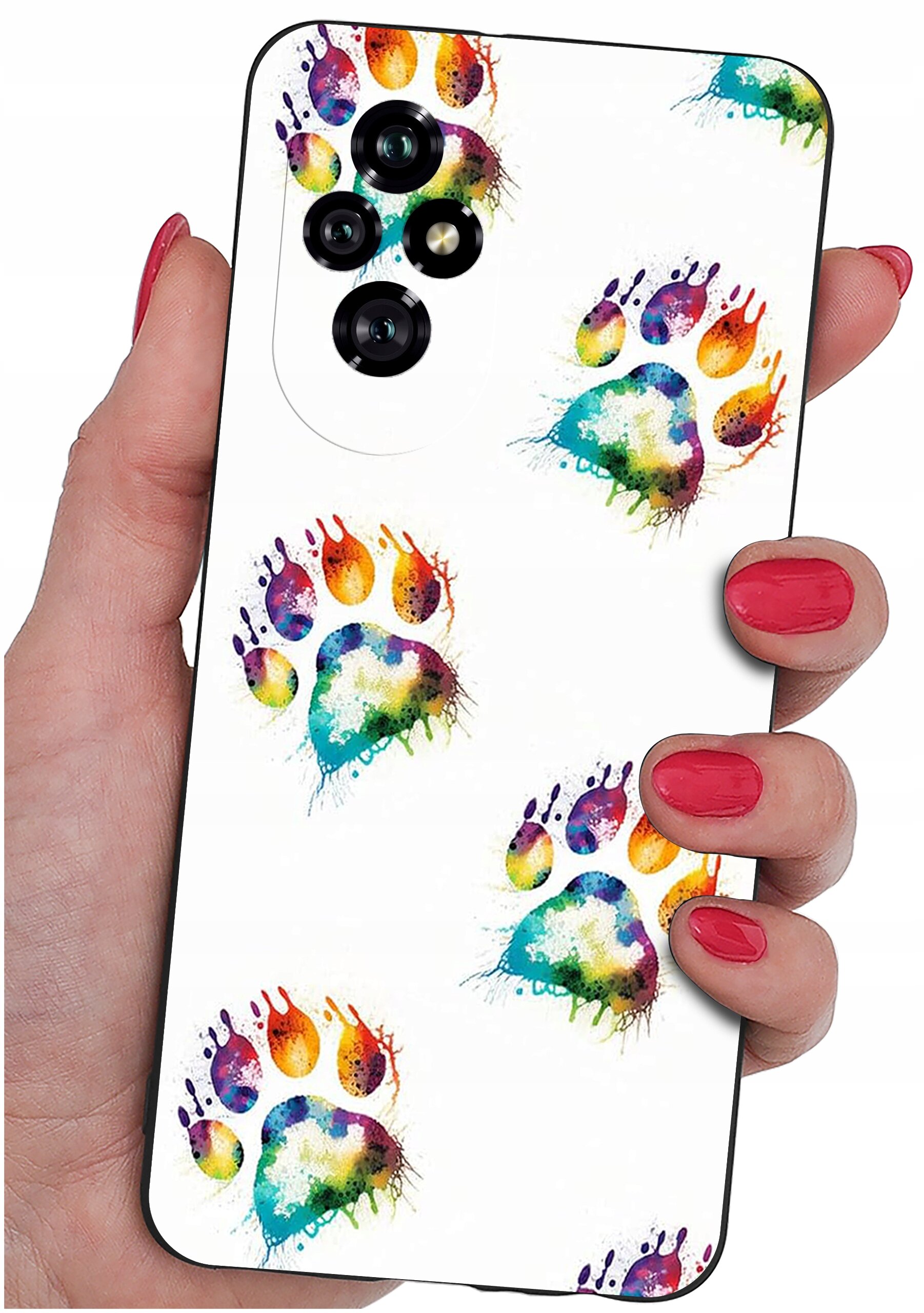 Etui na telefon z kolorowymi wzorami przypominającymi odciski łap, trzymane w dłoni z pomalowanymi na czerwono paznokciami. Etui ma wycięcia na cztery obiektywy aparatu.