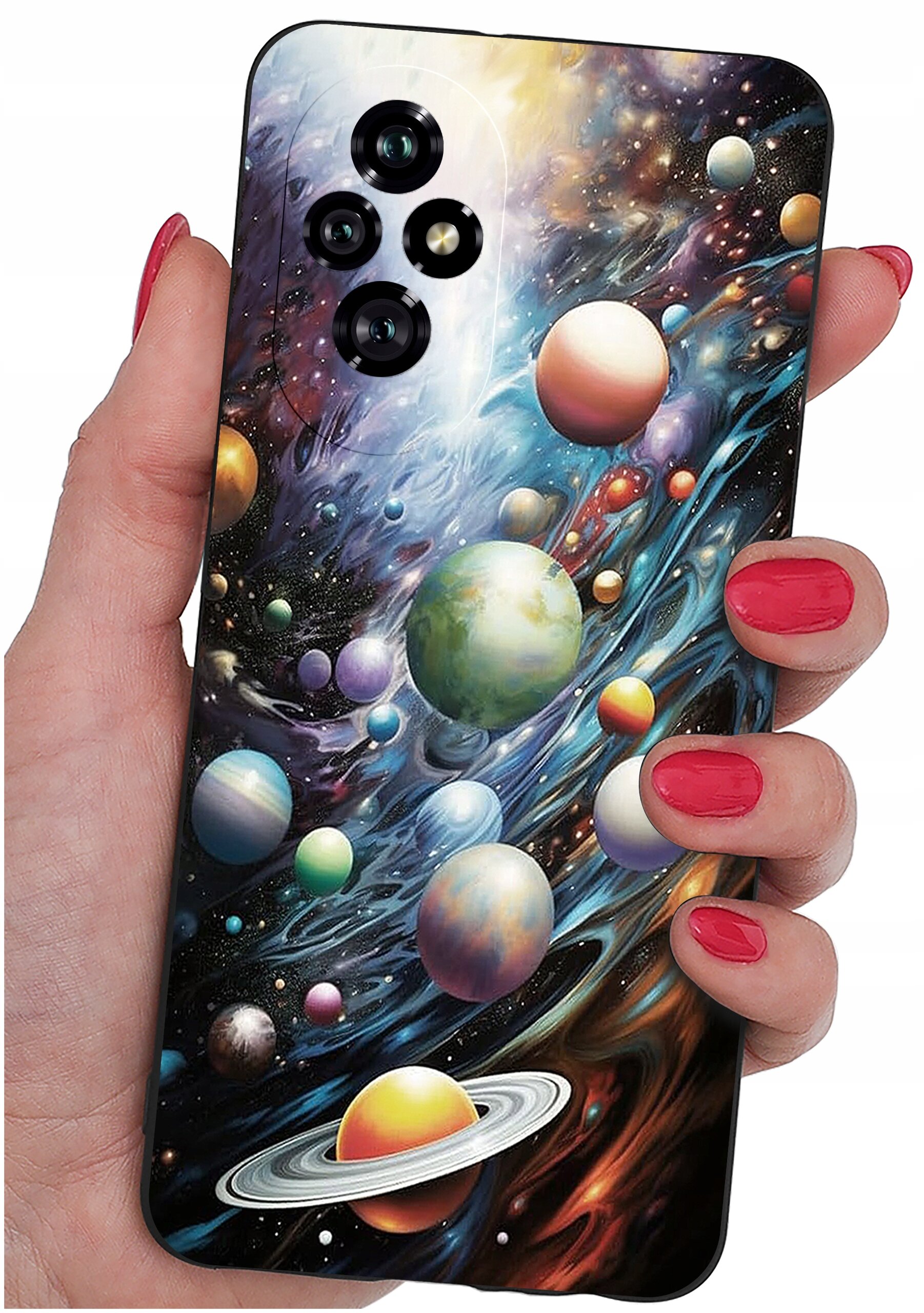 Etui na telefon z kolorowym wzorem przedstawiającym planety i kosmos, trzymane w dłoni z pomalowanymi na czerwono paznokciami. Widoczne są trzy obiektywy aparatu na górze etui.
