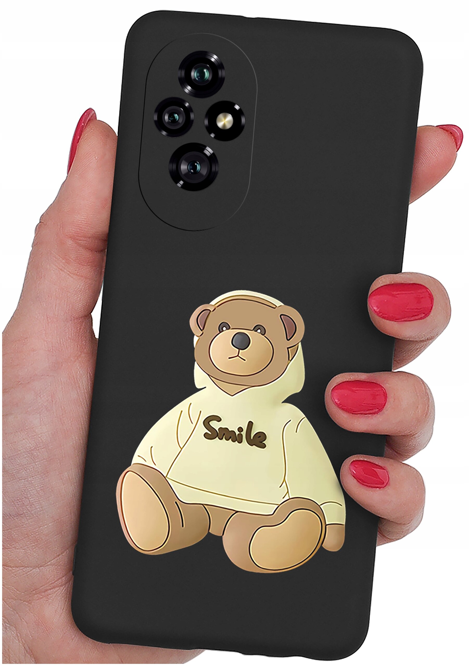 Czarne etui na telefon z nadrukiem misia w bluzie z napisem \'Smile\'. Etui trzymane jest w dłoni z pomalowanymi na czerwono paznokciami.