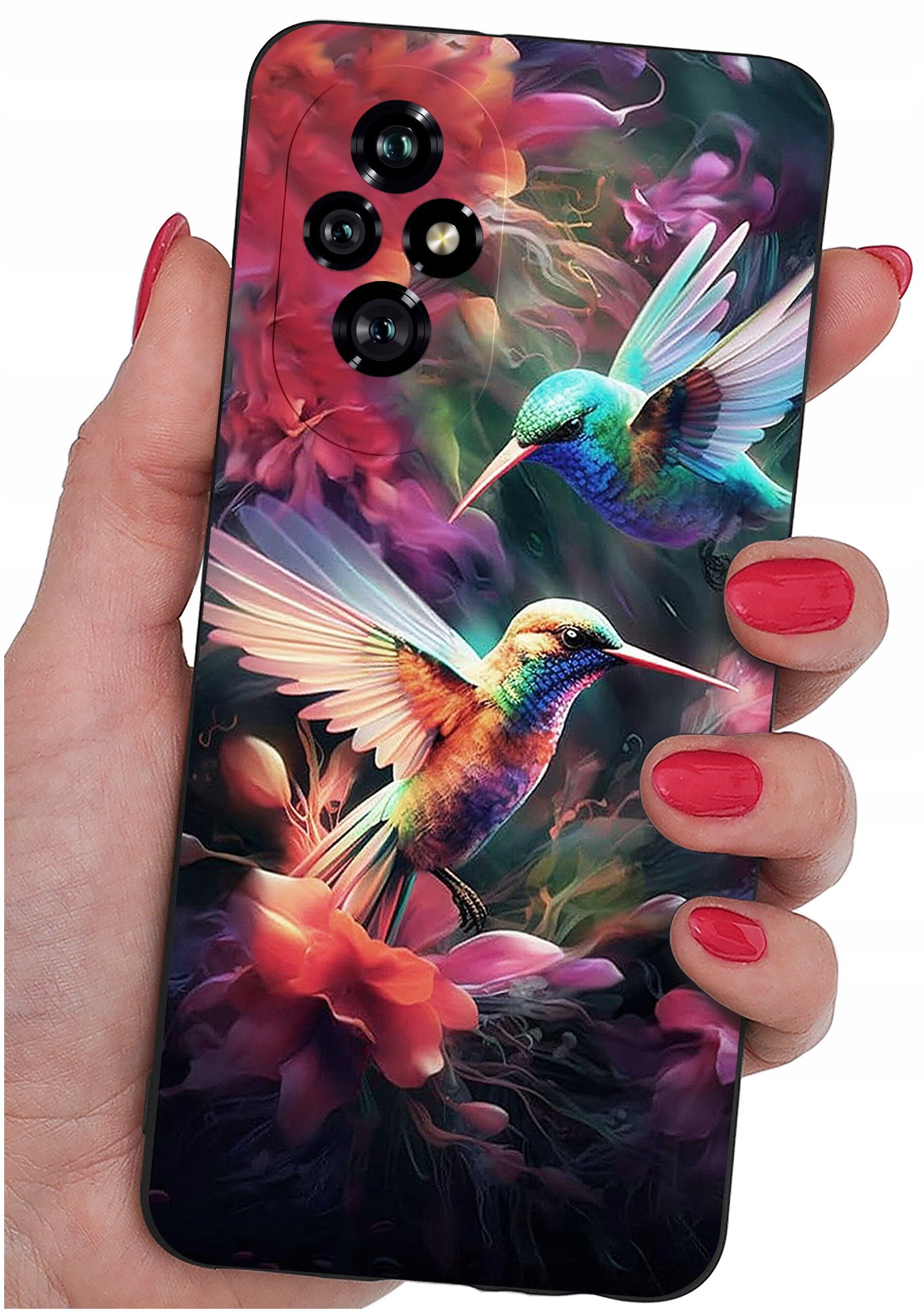 Etui na telefon z kolorowym wzorem przedstawiającym dwa kolibry wśród kwiatów, trzymane w dłoni z pomalowanymi na czerwono paznokciami. Etui posiada wycięcia na cztery obiektywy aparatu.