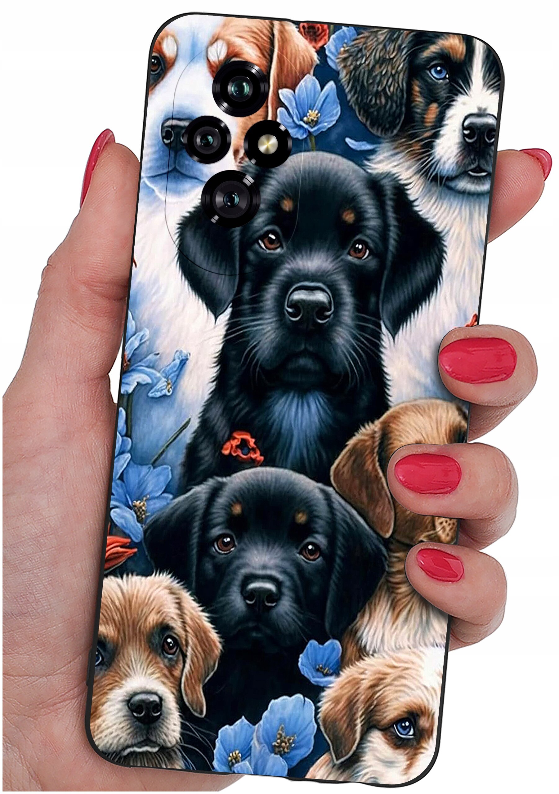 Etui na telefon z wzorem przedstawiającym psy i niebieskie kwiaty, trzymane w dłoni z pomalowanymi na czerwono paznokciami. Etui posiada wycięcia na aparat i inne elementy telefonu.