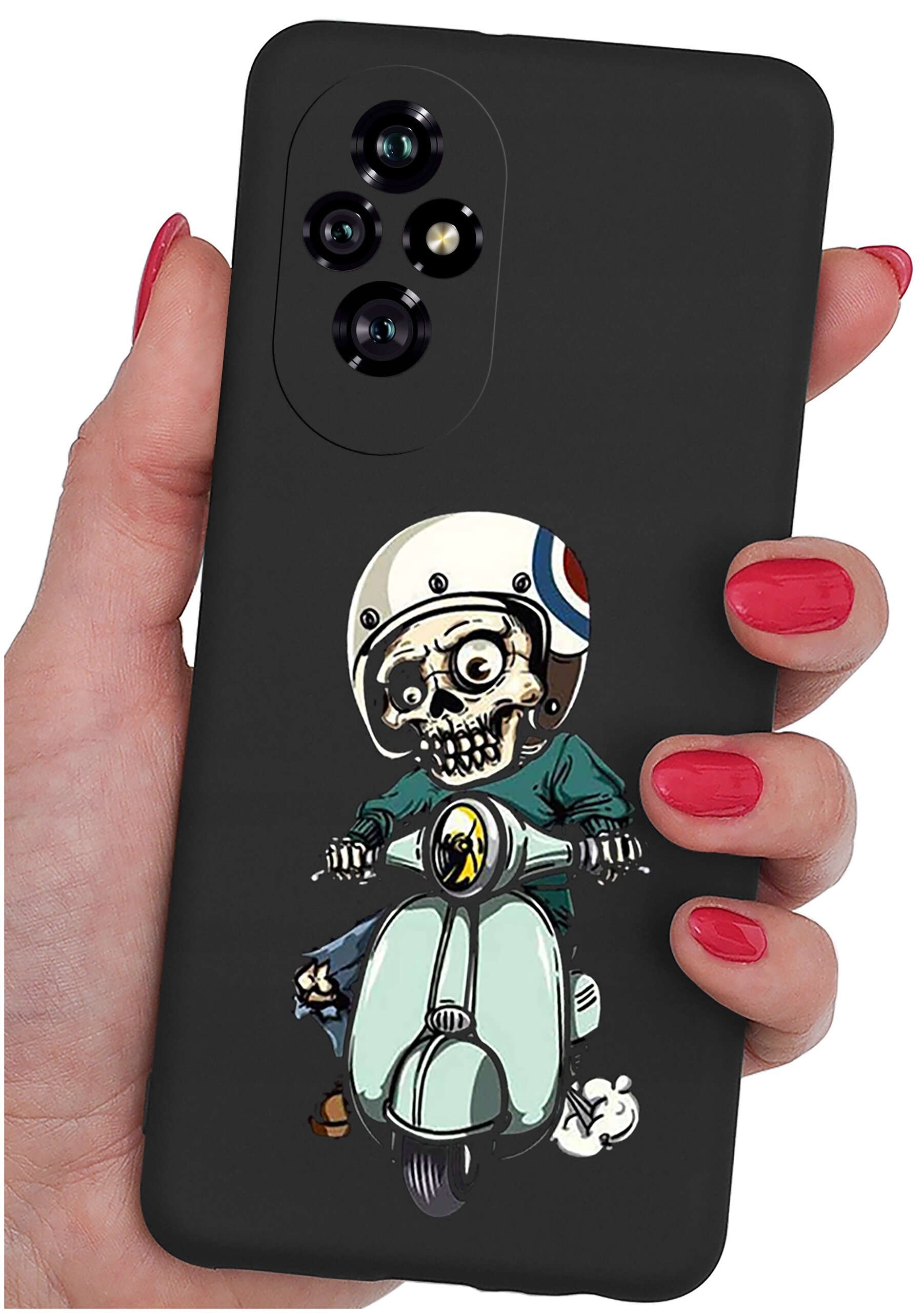Czarne etui na telefon z nadrukiem czaszki w kasku jadącej na skuterze. Etui trzymane jest w dłoni z pomalowanymi na czerwono paznokciami.