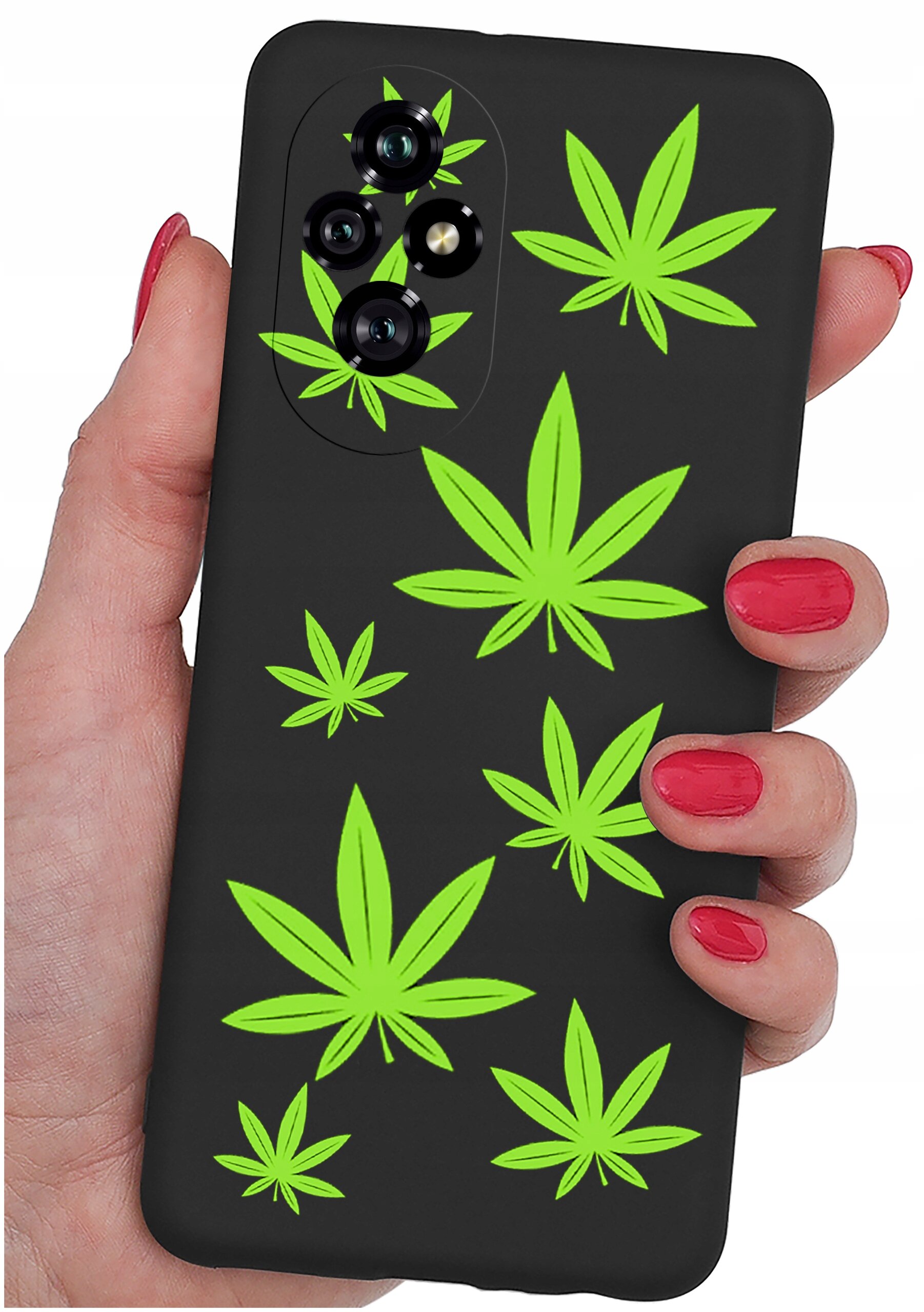 Czarne etui na telefon z zielonymi wzorami liści, trzymane w dłoni z czerwonymi paznokciami. Etui posiada wycięcia na trzy obiektywy aparatu.