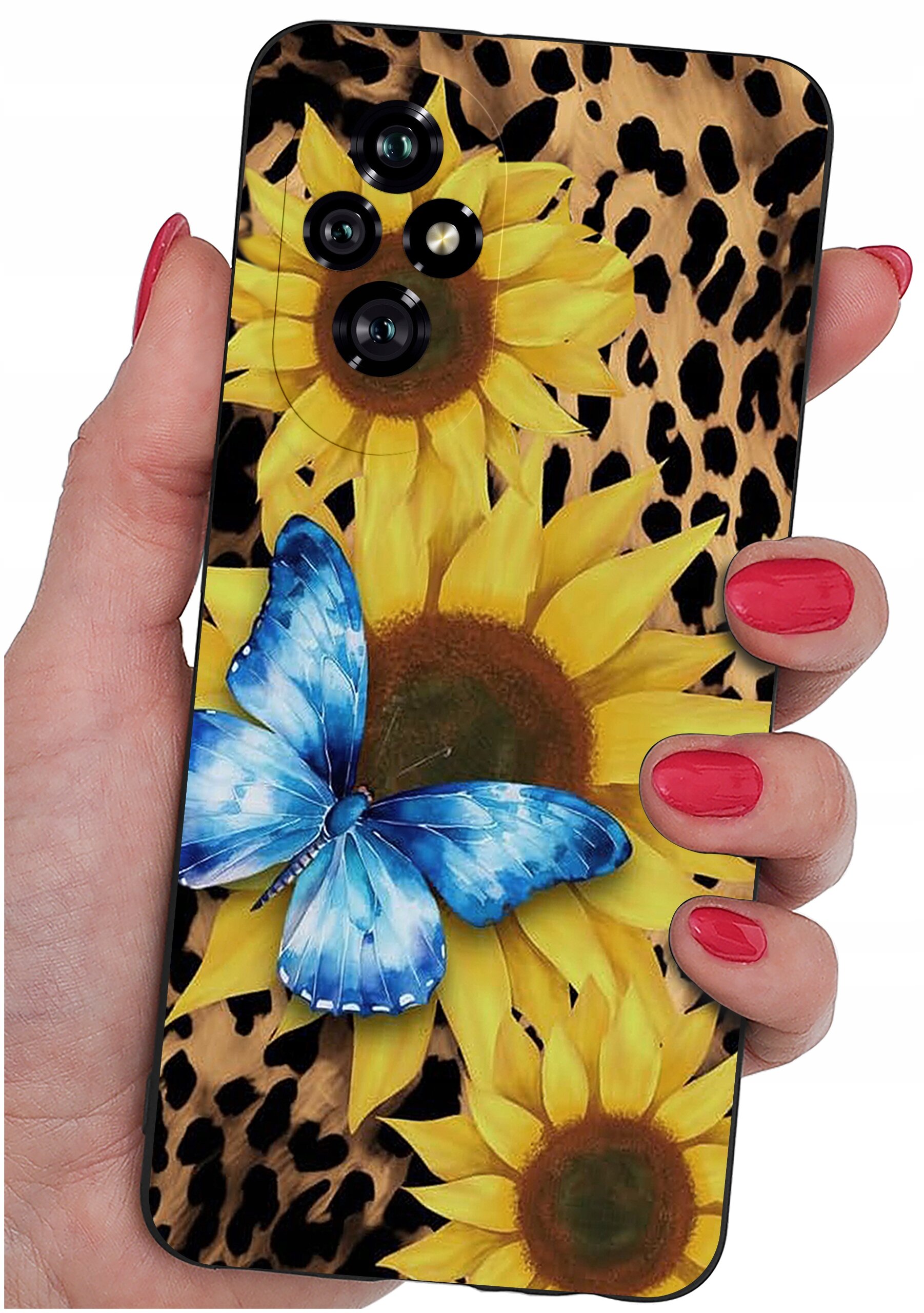 Etui na telefon z wzorem słoneczników i niebieskiego motyla na tle przypominającym skórę lamparta. Etui trzymane jest w dłoni z pomalowanymi na czerwono paznokciami.