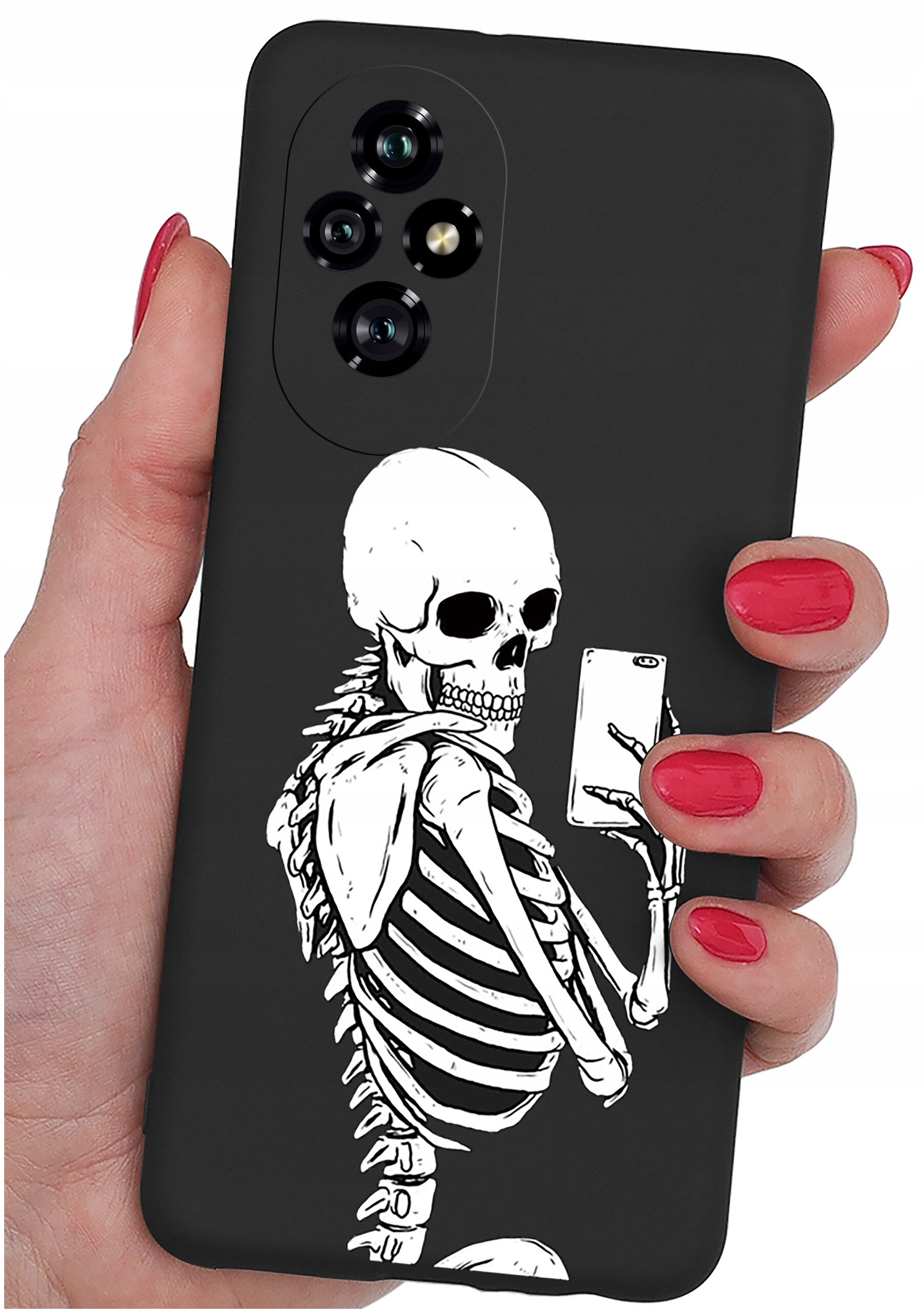 Czarne etui na telefon z nadrukiem białego szkieletu trzymającego smartfon. Etui jest trzymane w dłoni z czerwonym lakierem na paznokciach.