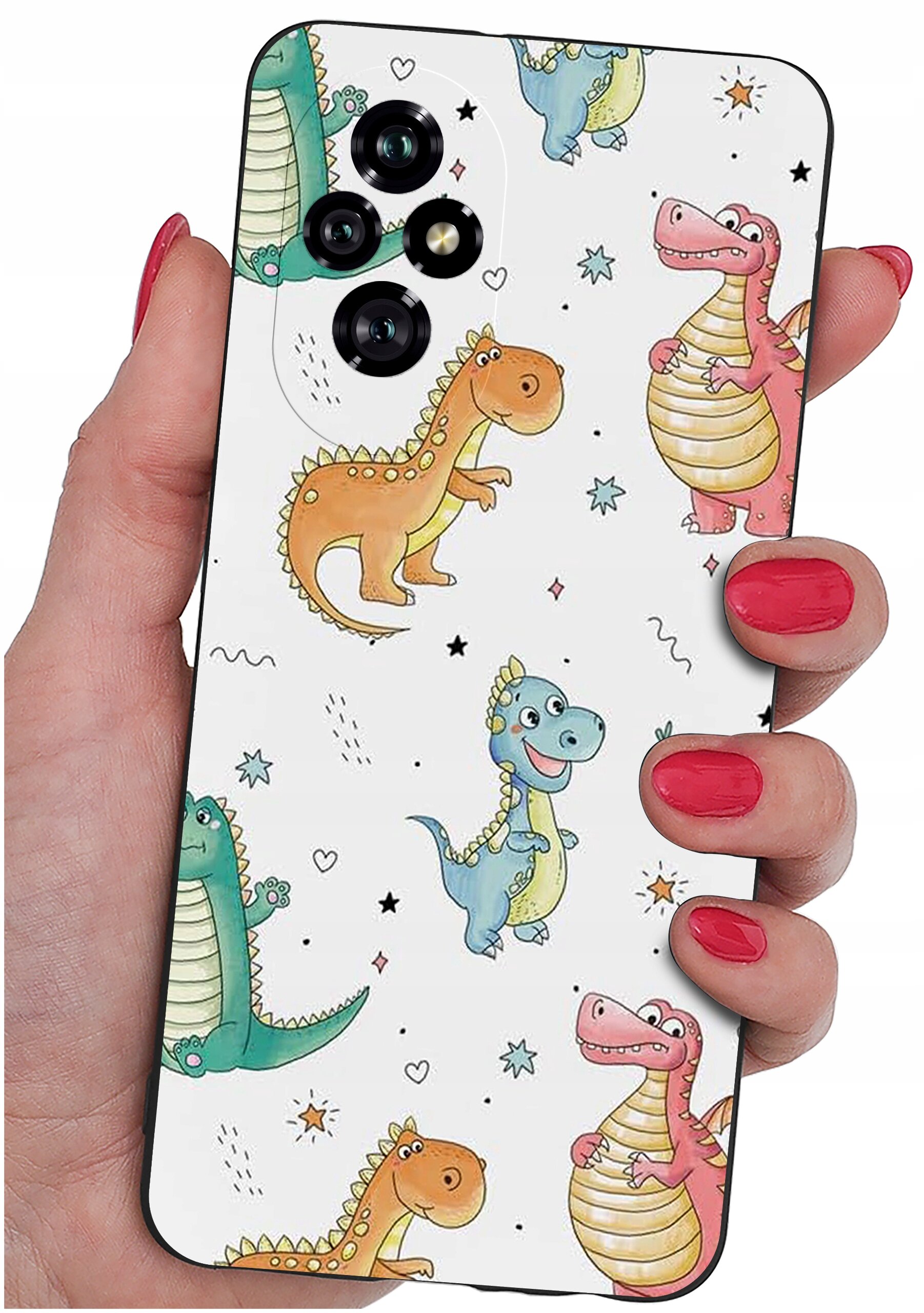Etui na telefon z kolorowym wzorem dinozaurów trzymane w dłoni z pomalowanymi na czerwono paznokciami. Etui ma trzy otwory na aparaty fotograficzne.