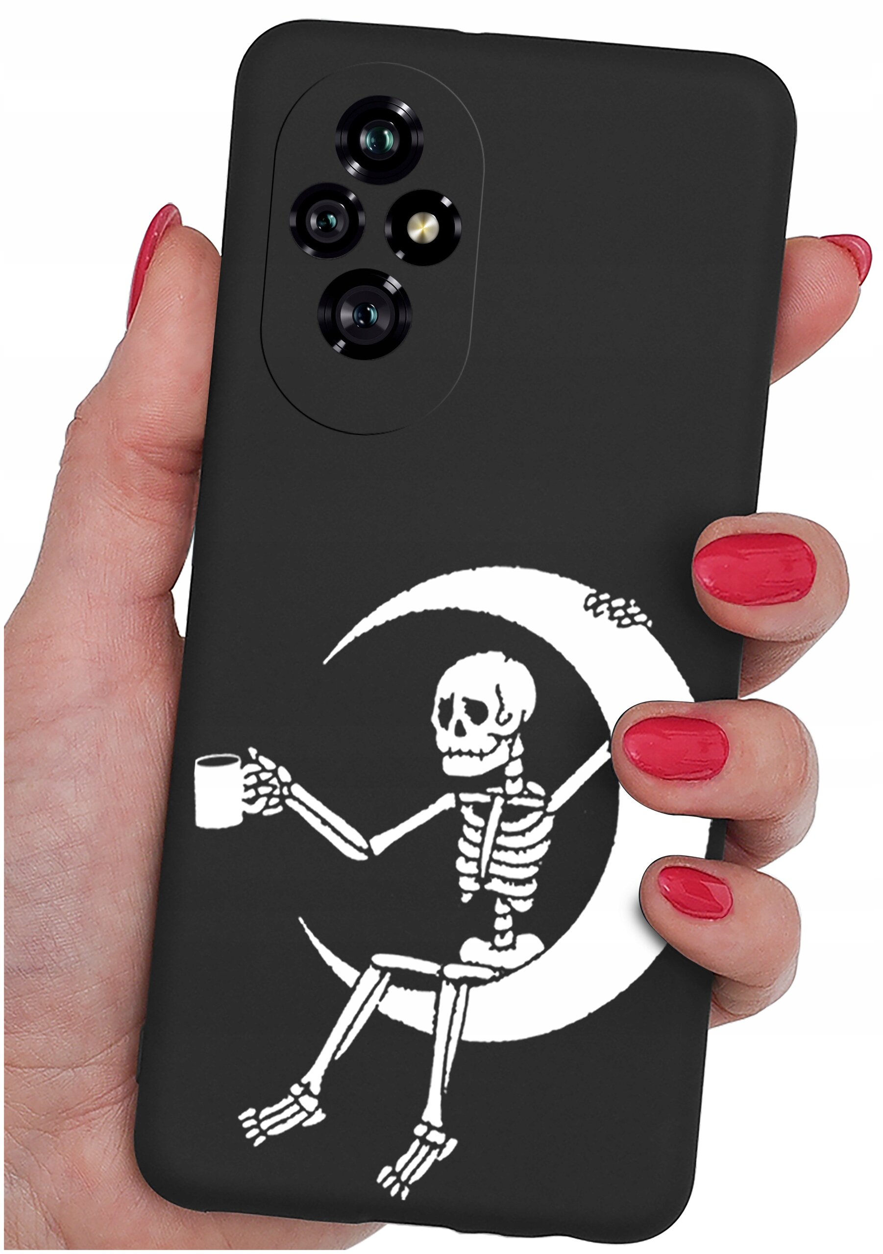 Czarne etui na telefon z nadrukiem białego szkieletu siedzącego na księżycu, trzymającego kubek. Etui jest trzymane w dłoni z pomalowanymi na czerwono paznokciami.