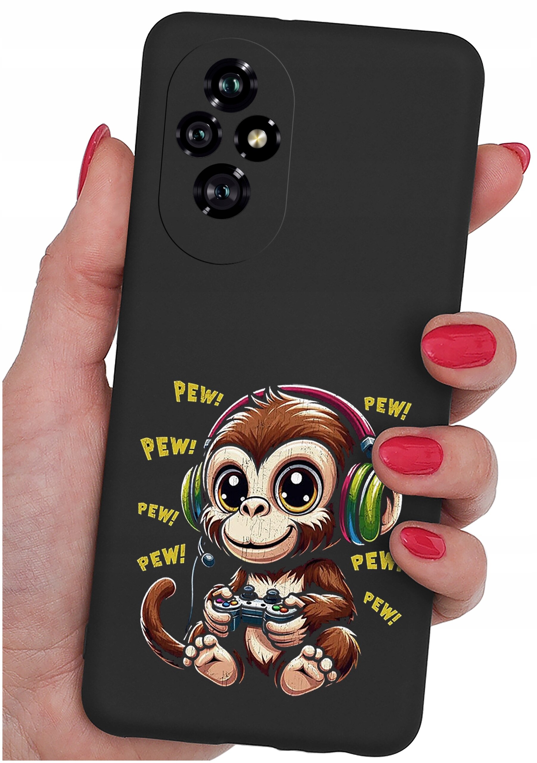 Czarne etui na telefon z kolorowym nadrukiem małpki w słuchawkach trzymającej kontroler do gier, otoczonej napisem \'PEW!\'. Etui jest trzymane w dłoni z pomalowanymi na czerwono paznokciami.