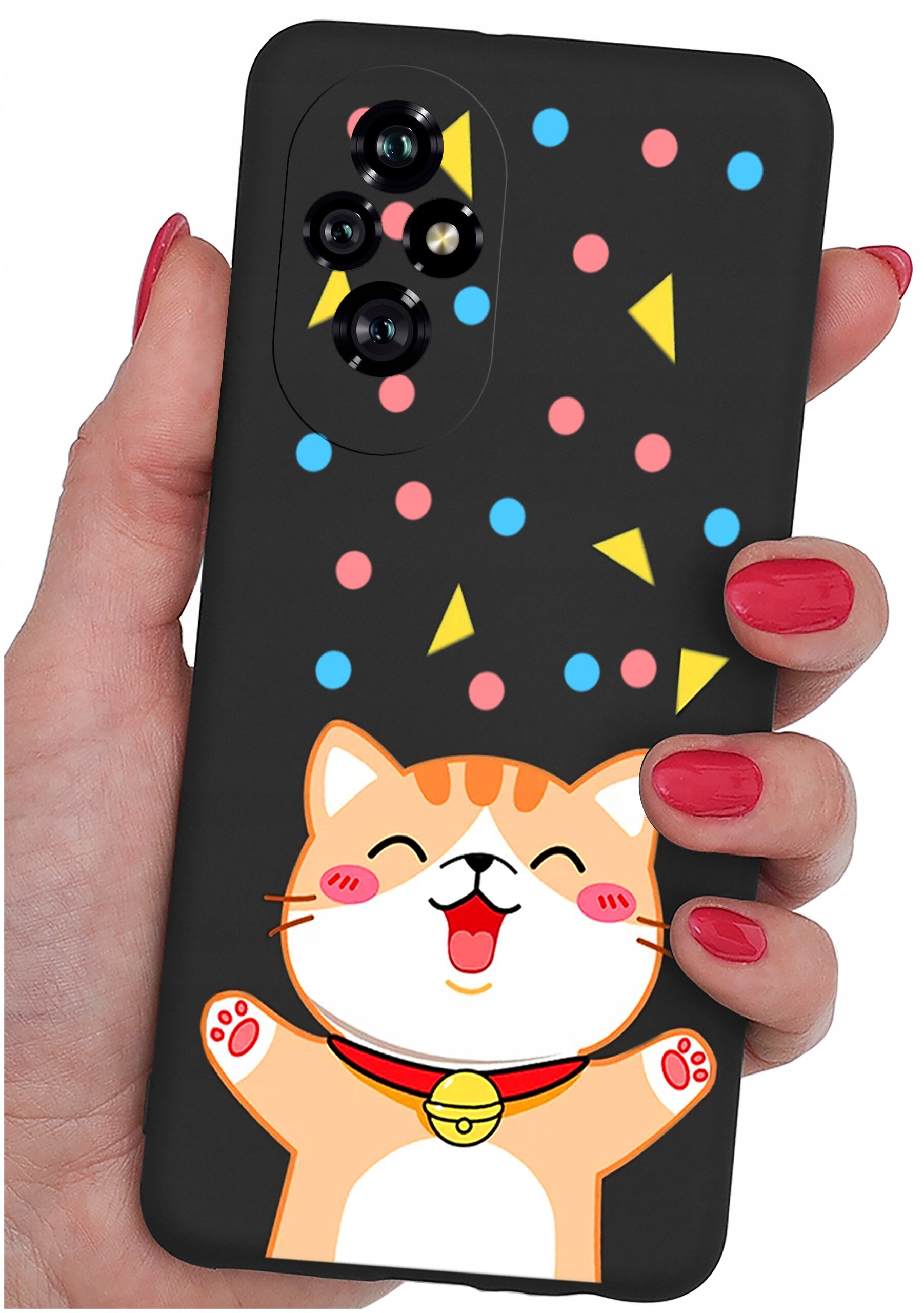Czarne etui na telefon z kolorowym wzorem przedstawiającym uśmiechniętego kota oraz kolorowe kropki i trójkąty. Etui jest trzymane w dłoni z pomalowanymi na czerwono paznokciami.