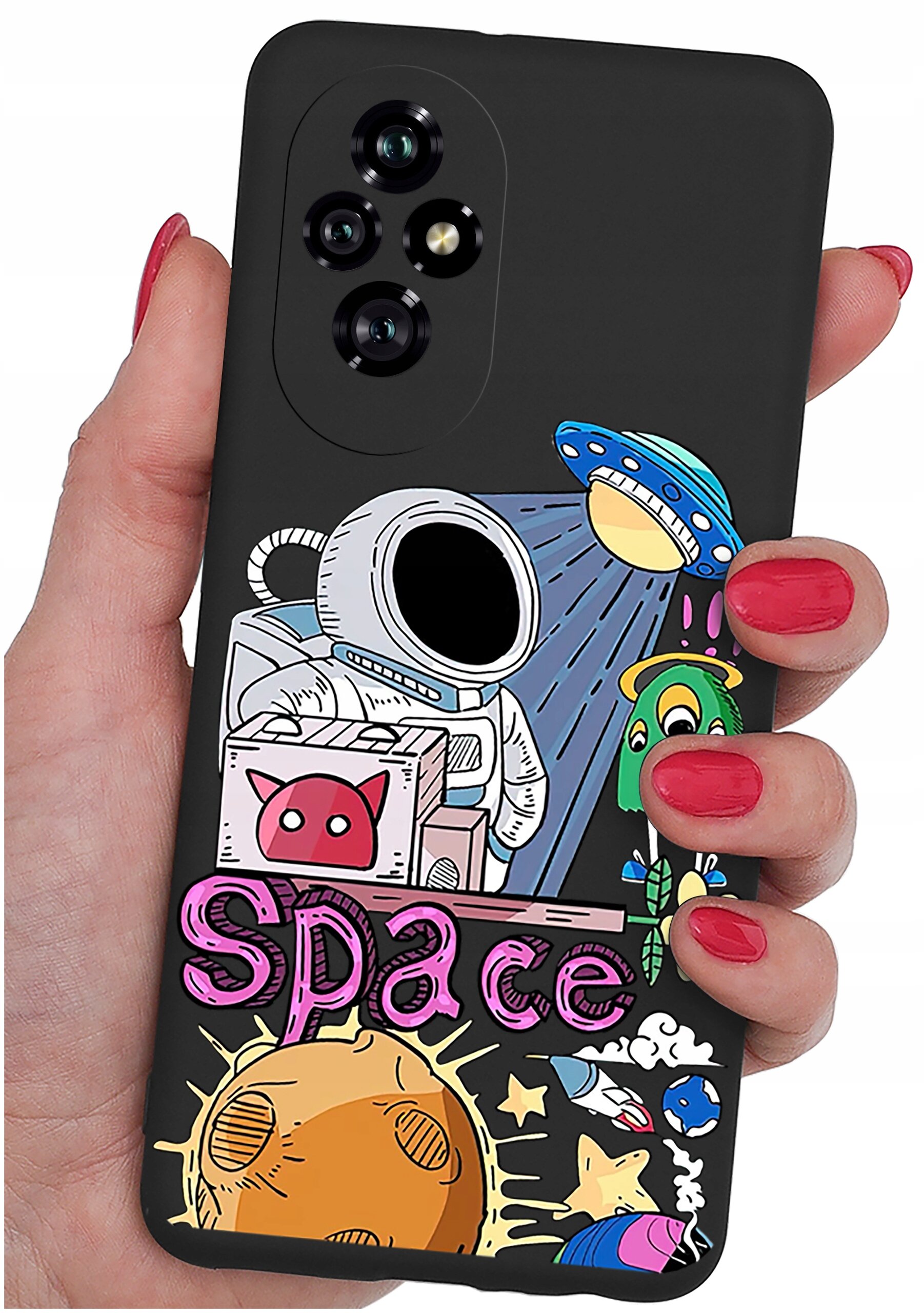 Czarna obudowa telefonu z kolorowym nadrukiem przedstawiającym astronautę, UFO i planetę oraz napisem \'Space\'. Obudowa jest trzymana w dłoni z pomalowanymi na czerwono paznokciami.