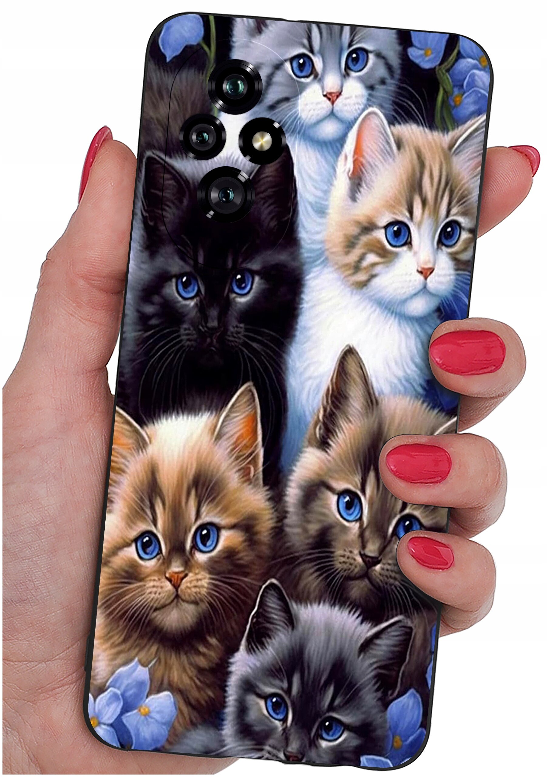 Etui na telefon z nadrukiem kilku kotów o niebieskich oczach, trzymane w dłoni z pomalowanymi na czerwono paznokciami. Na etui widoczny jest napis \'108MP ULTRA PIXEL\'.