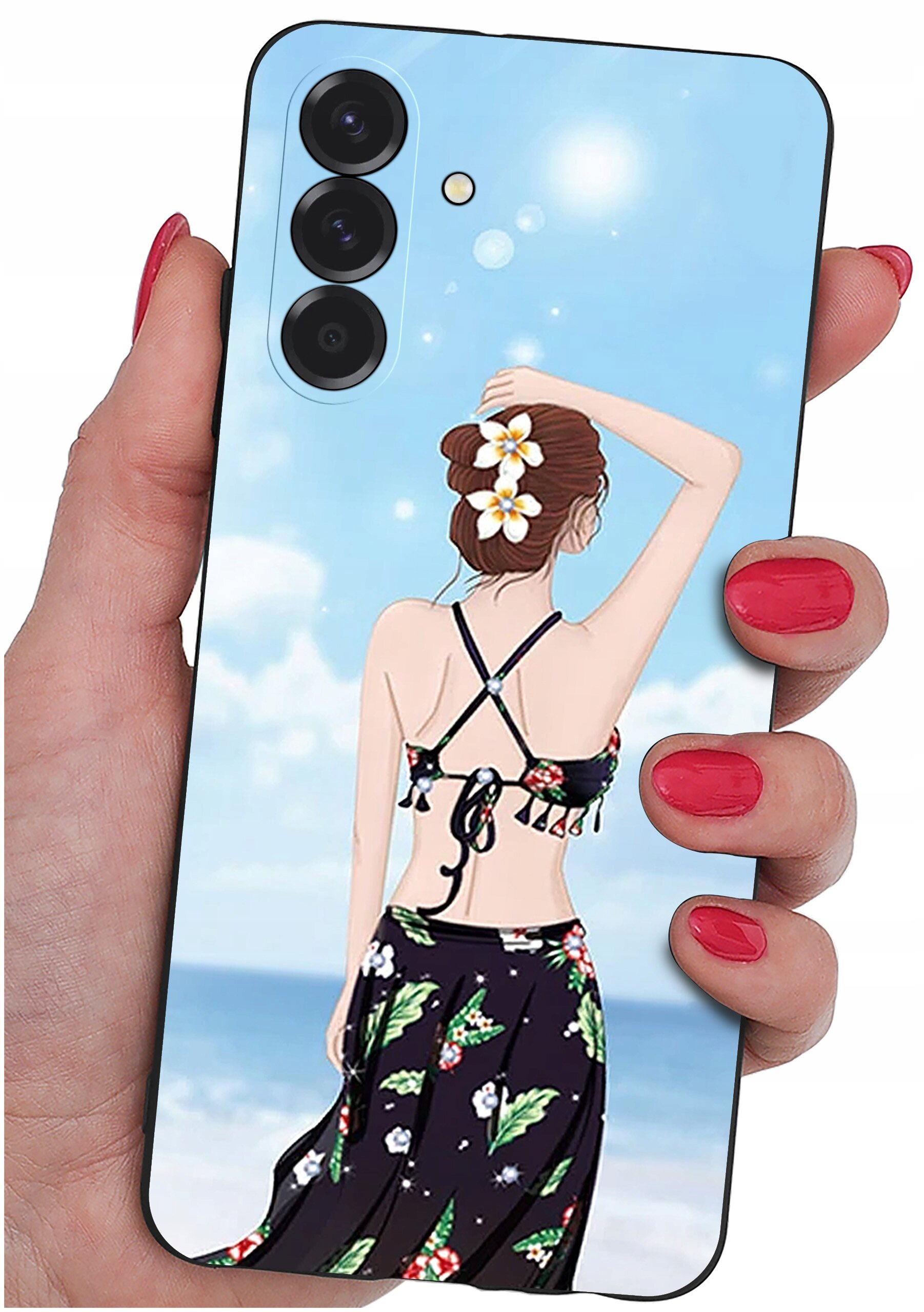 Etui na telefon z grafiką przedstawiającą kobietę w stroju plażowym na tle nieba i morza. Etui trzymane jest w dłoni z pomalowanymi na czerwono paznokciami.